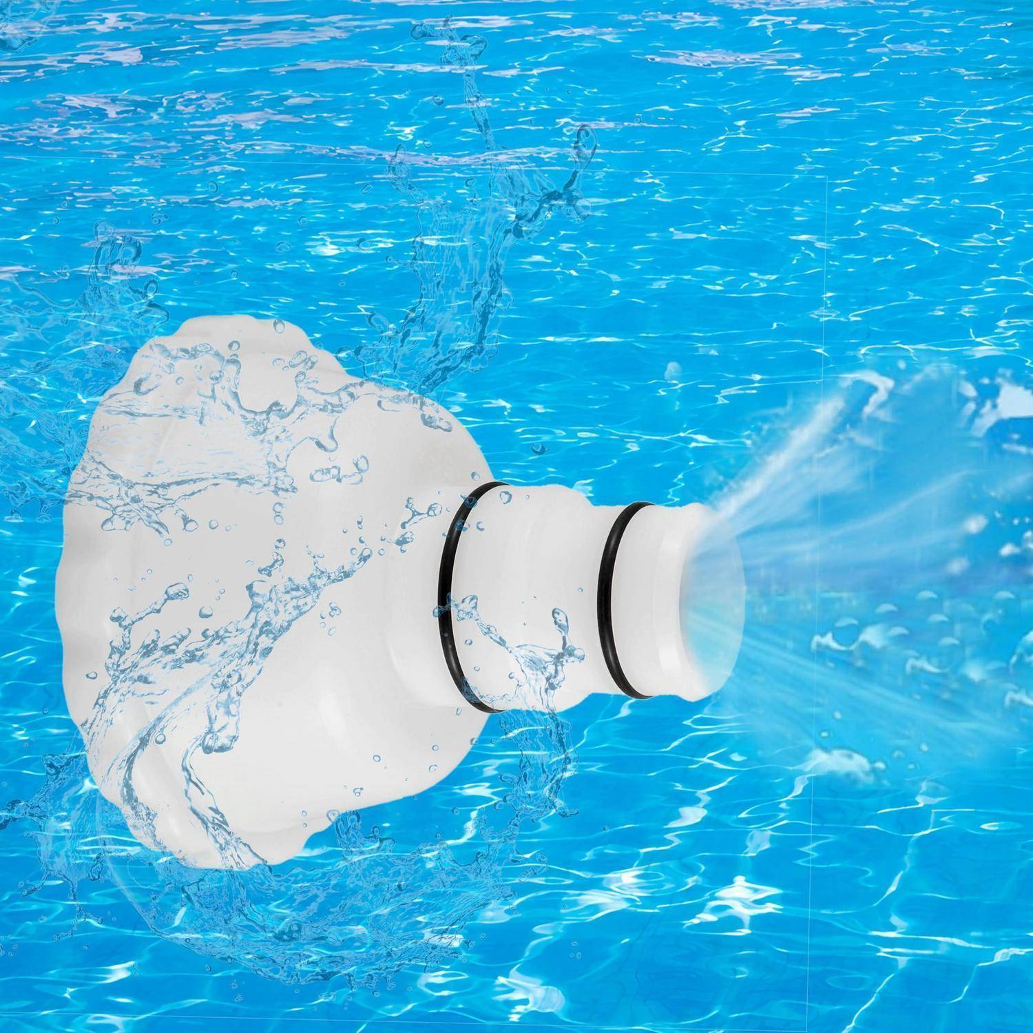 Eine weiße Einwegflasche oder ein weißer Einwegbecher mit schwarzem Band treibt in hellem blauen Wasser, teilweise untergetaucht und spritzend.
