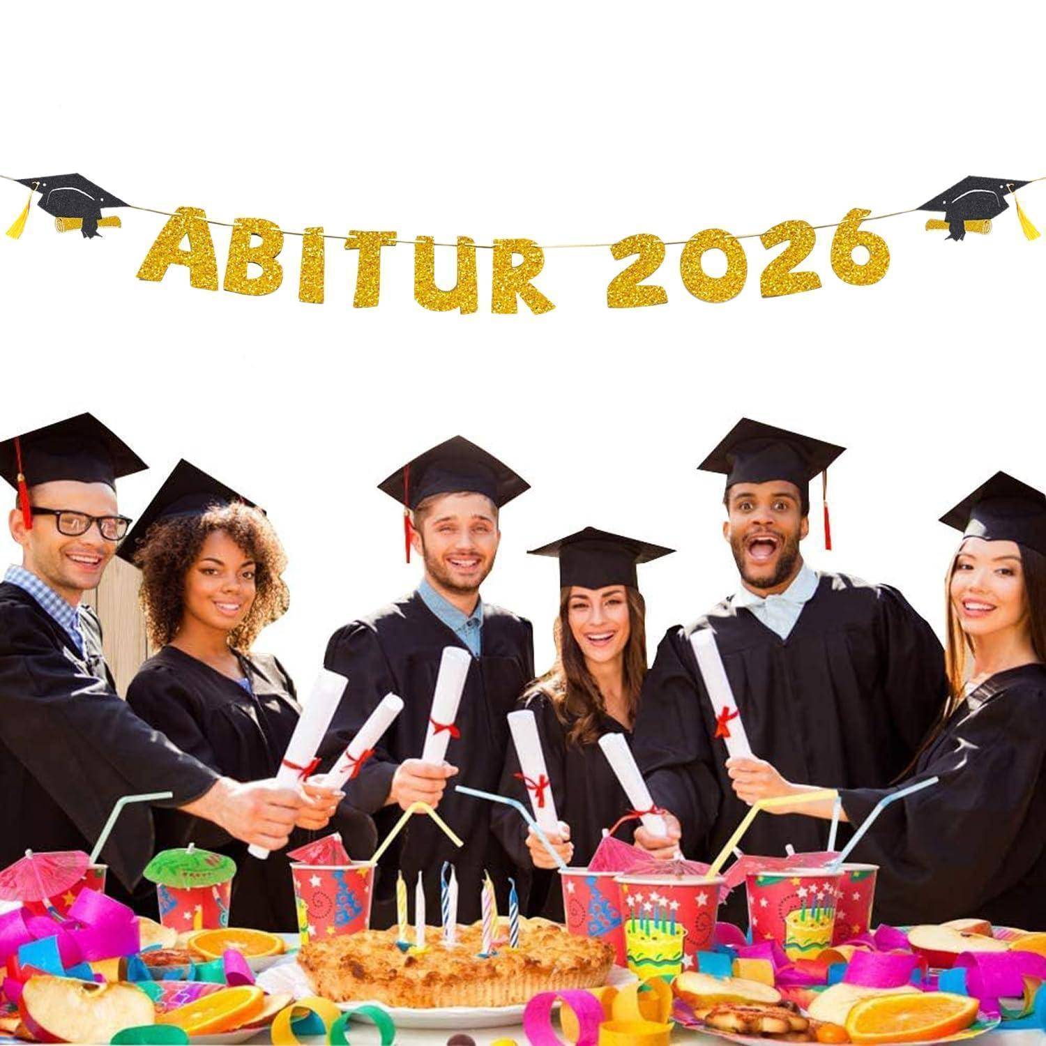 Gruppe lächelnder Absolventen in Talaren und Mützen, die das "Abitur 2026"" mit Diplomen, Partydekoration, Kuchen und Getränken feiern.