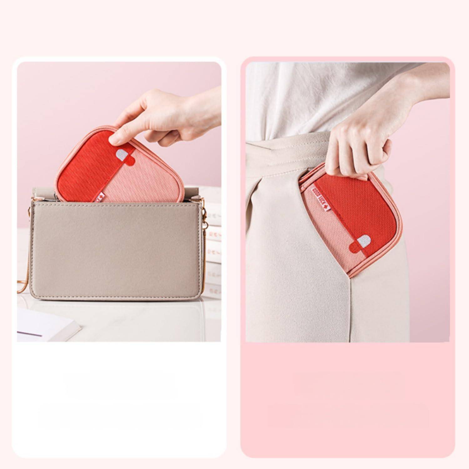 Nebeneinander angeordnete Fotos zeigen, wie ein roter Kartenhalter in eine beige Schultertasche eingeführt wird und in einer Hosentasche getragen wird.