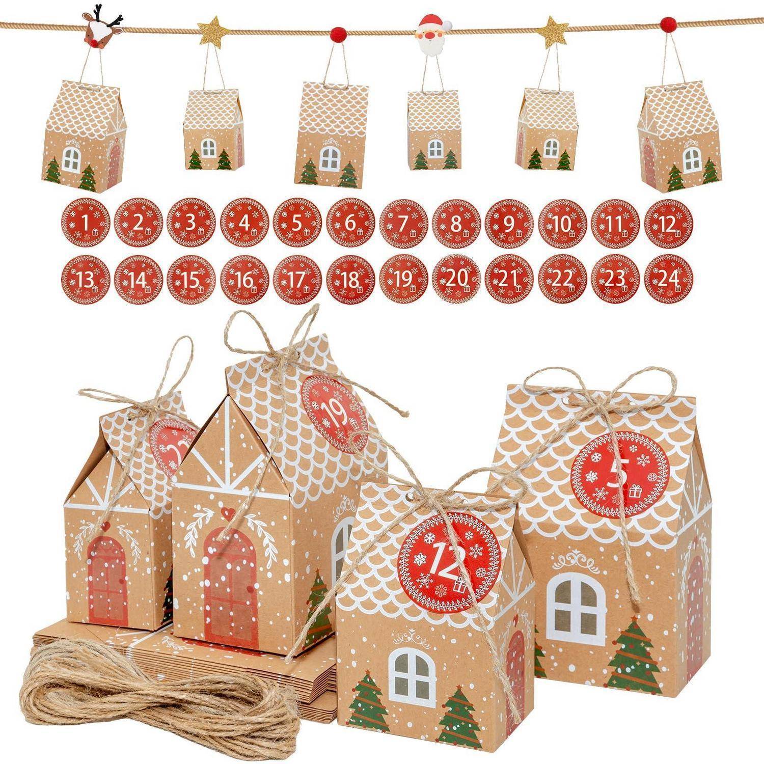 Adventskalender mit 24 nummerierten roten Schmucketikett-Tags und kleinen Lebkuchen-Stil-Haus-Geschenkboxen an Schnur, gezeigt als Weihnachts-Countdown-Set.