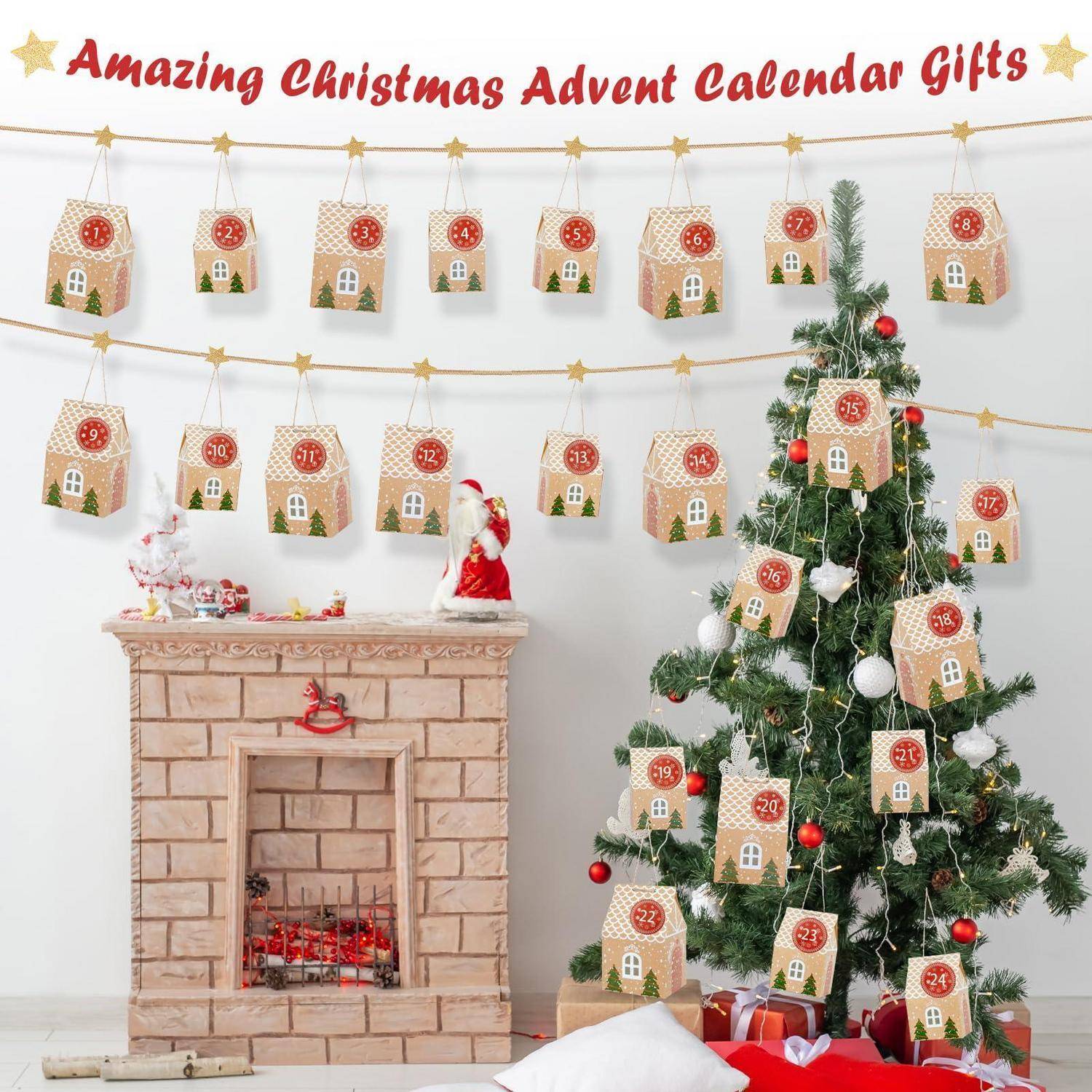 Weihnachtlicher Adventskalender mit nummerierten hausförmigen Geschenktüten, die an Girlanden um einen geschmückten Baum und ein dekoriertes Kaminsims hängen.