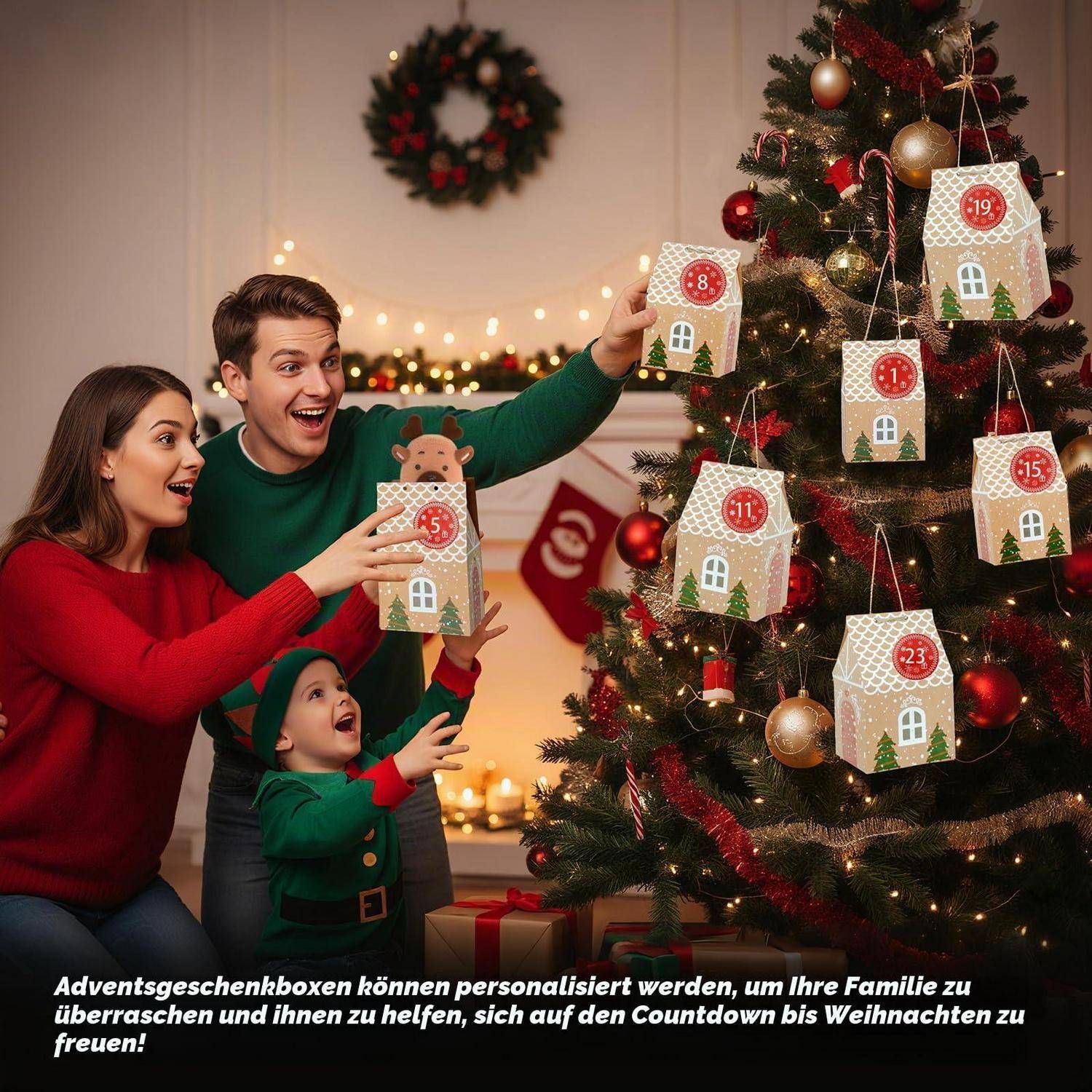 Familie öffnet Weihnachts-Adventsgeschenkboxen, die an einem dekorierten Baum hängen, jede Box nummeriert für den Countdown bis Weihnachten.