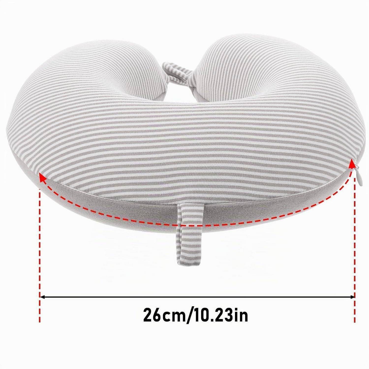 Reisekissen in U-Form mit grauem Streifenmuster, von vorne dargestellt, mit der Breite 26 cm/10,23 Zoll beschriftet zwischen seitlichen Pfeilen.
