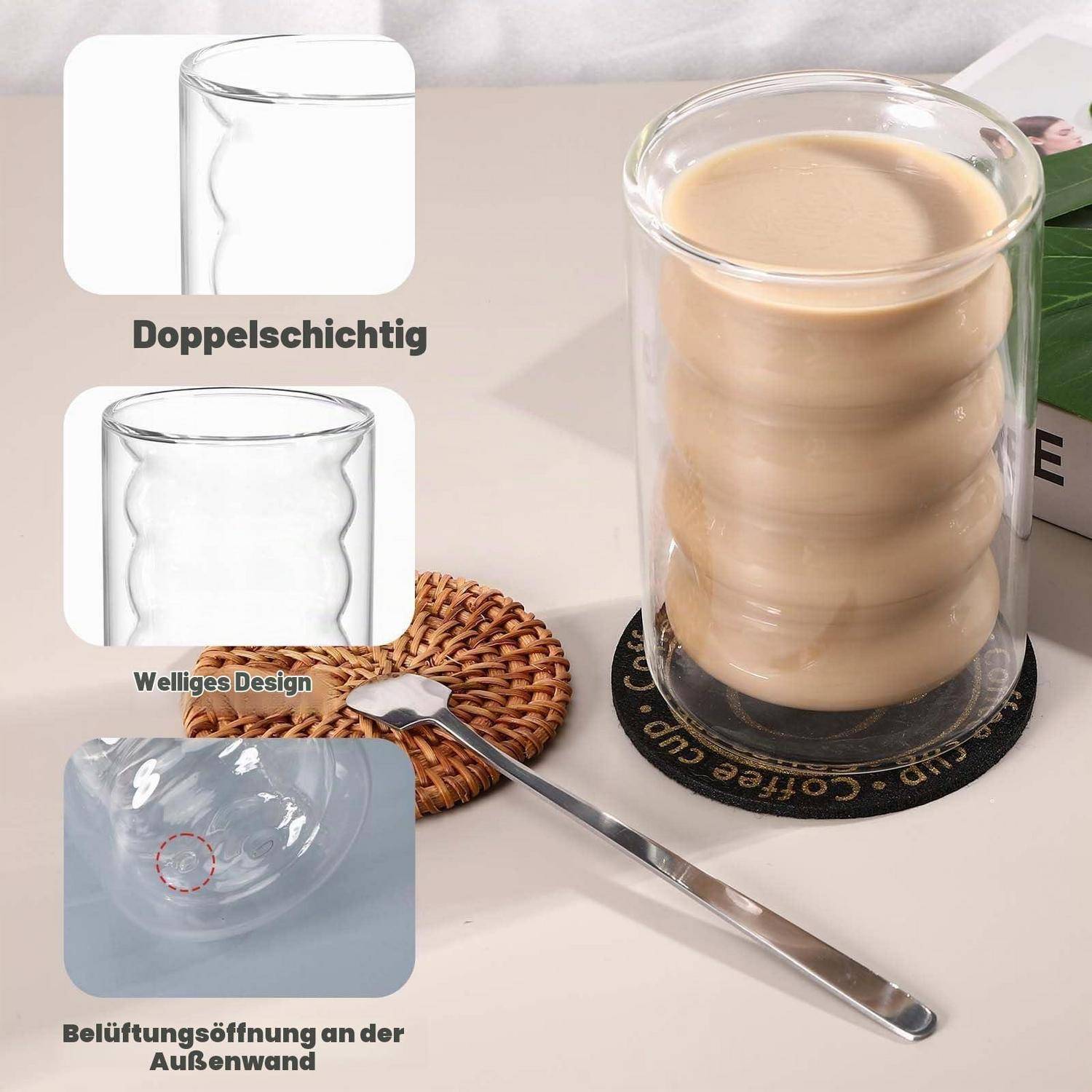 Ein doppelwandiger, durchsichtiger Glascup gefüllt mit einem geschichteten Latte, gezeigt mit Einschubdiagrammen, die das isolierte Design, die wellenförmige Form und die Belüftungsöffnung hervorheben.