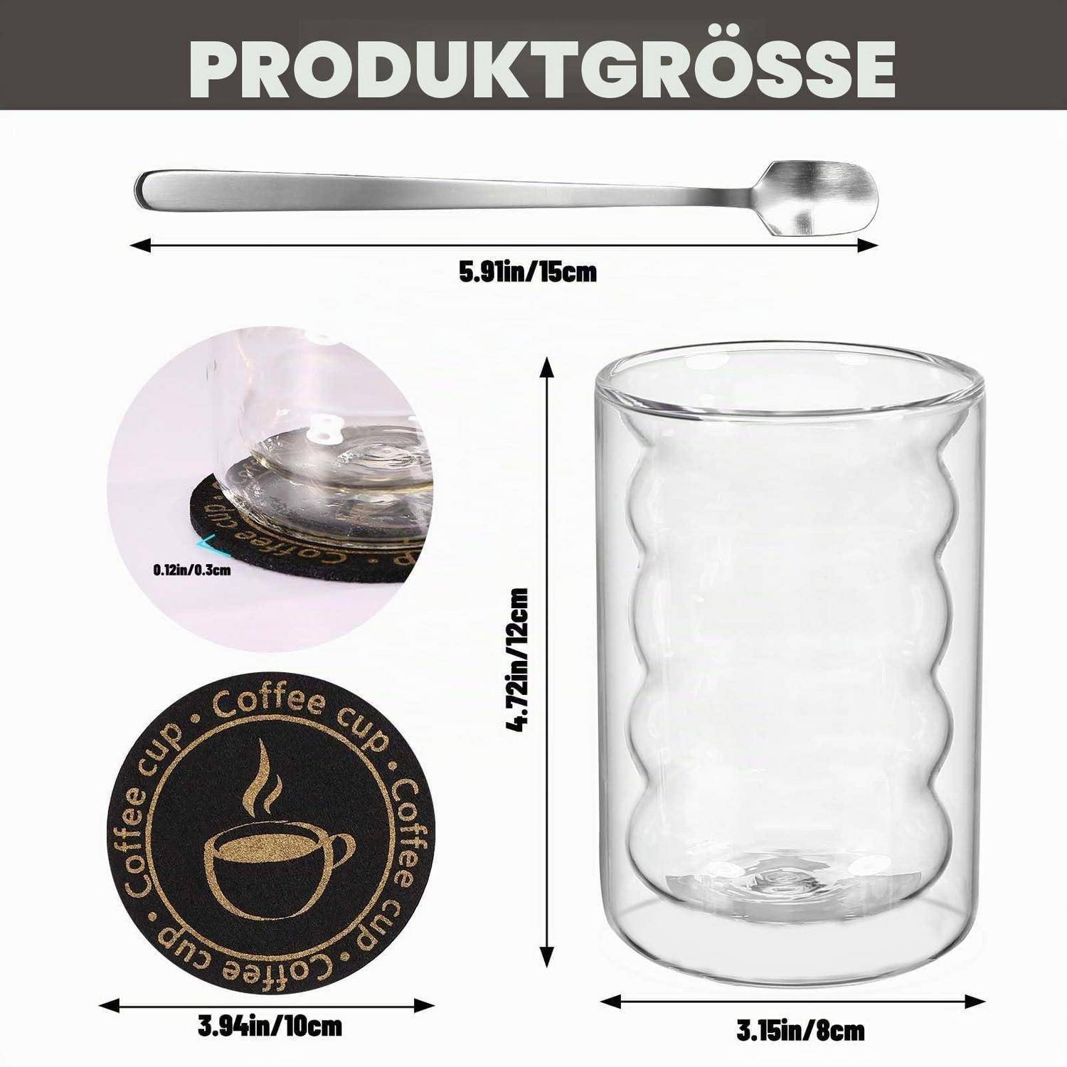 Produktgrößendiagramm mit einem Glaskrug, Löffel und Untersetzer mit Abmessungen: Krug 4,72 Zoll/12 cm hoch und 3,15 Zoll/8 cm breit, Löffel 5,91 Zoll/15 cm, Untersetzer 3,94 Zoll/10 cm.