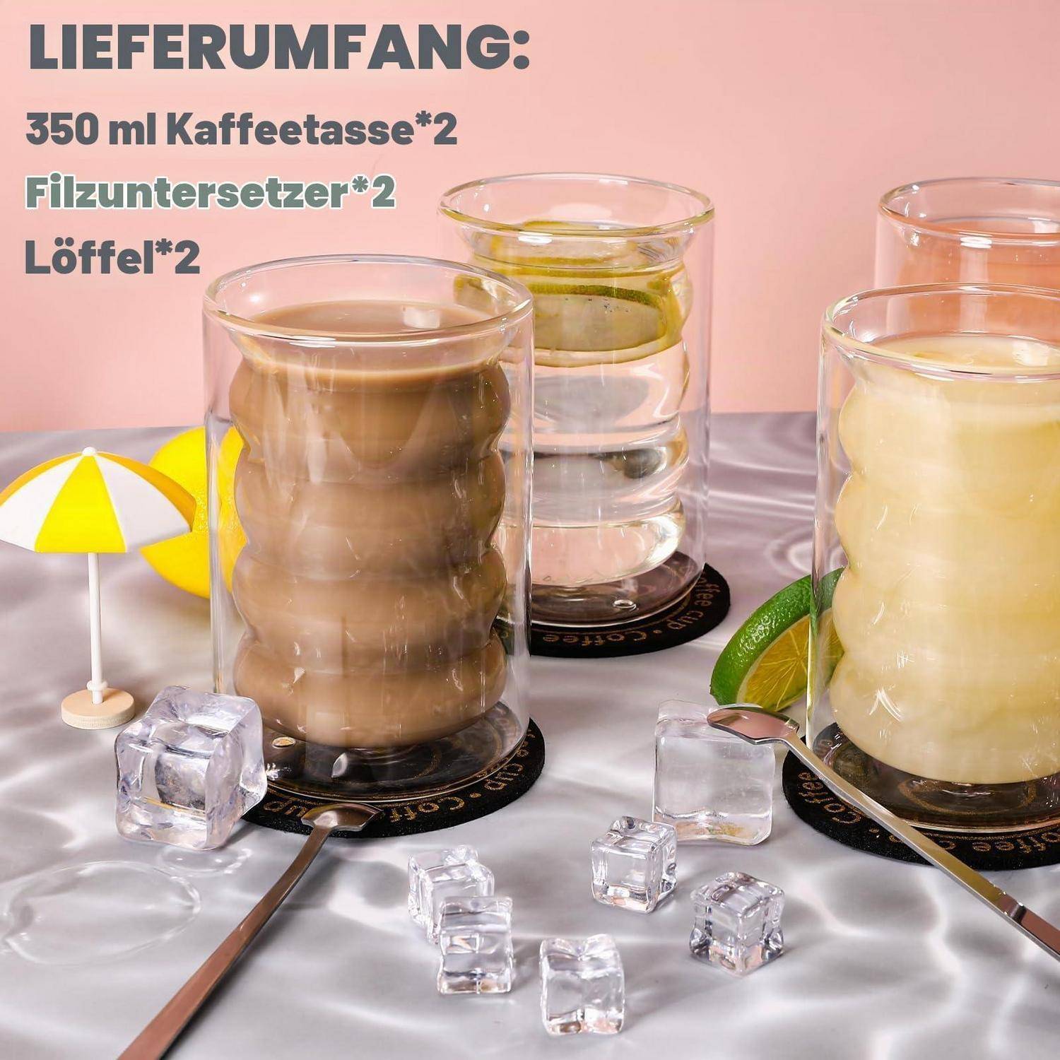 Drei geschichtete Kaffeegetränke in durchsichtigen Gläsern auf Untersetzer mit Löffeln und Eiswürfeln; Text besagt, dass das Set enthält '350 ml Kaffeetasse*2', 'Filzuntersetzer*2', 'Löffel*2'.