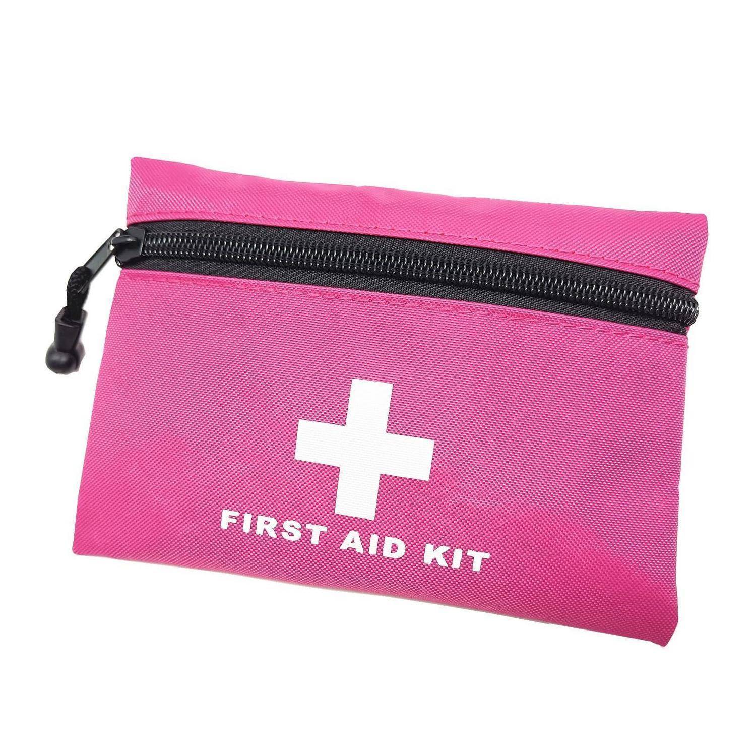 Rosa Erste-Hilfe-Tasche mit schwarzem Reißverschluss, weißem Kreuz und der Aufschrift „FIRST AID KIT" auf weißem Hintergrund.