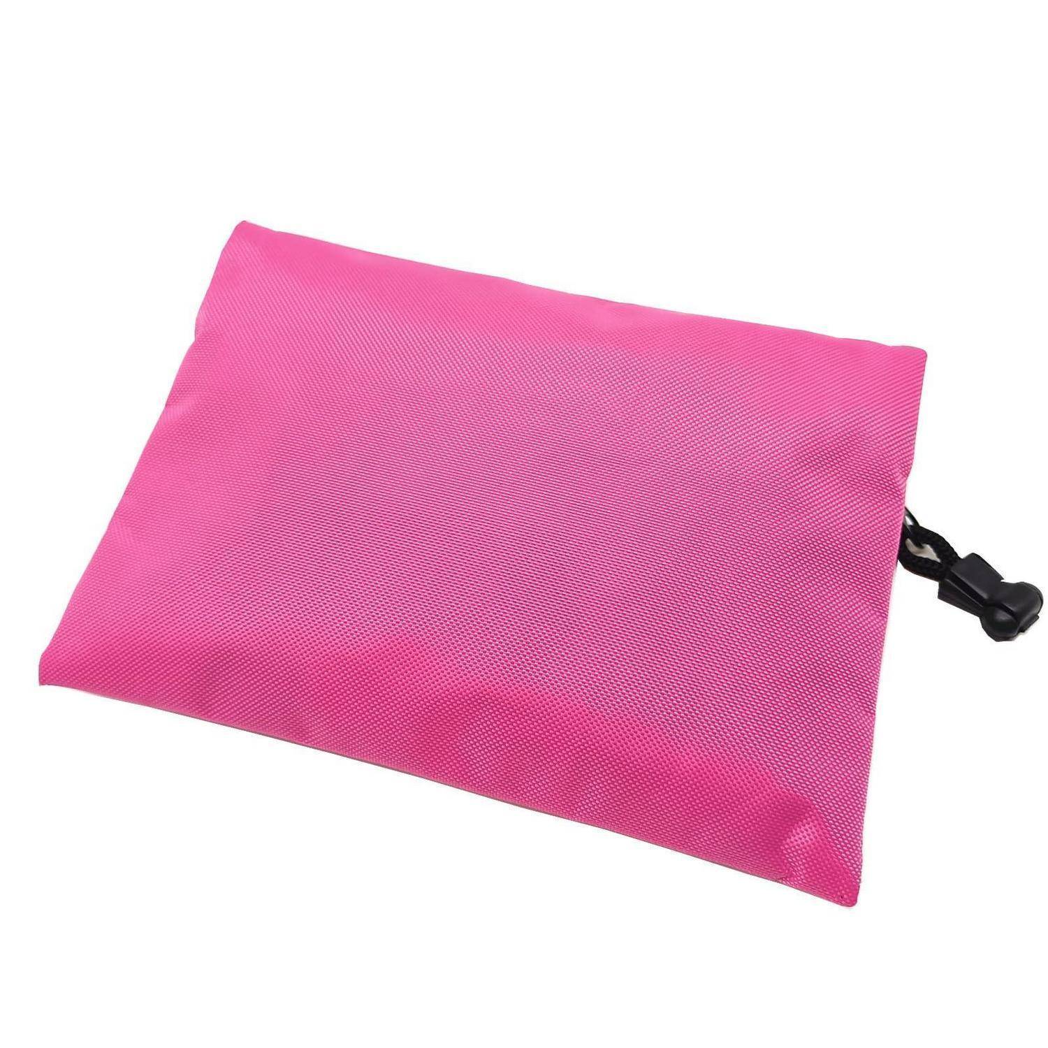 Rosa Reißverschlusstasche oder Kissen mit schwarzem Clip-Riemen auf weißem Hintergrund.