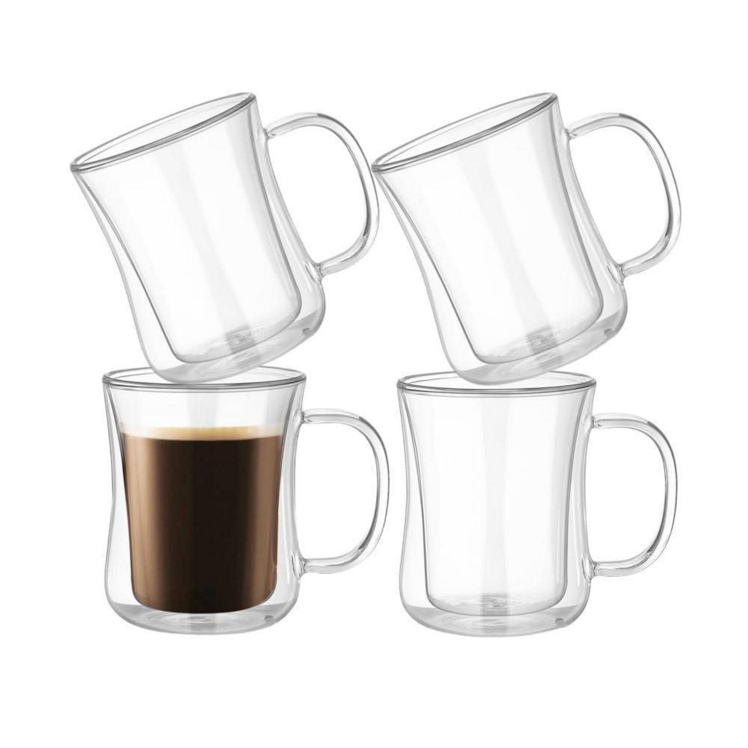 Vier klare Glastassen, die in einer 2x2-Anordnung dargestellt sind, wobei eine Tasse mit Kaffee gefüllt ist und die anderen leer sind.