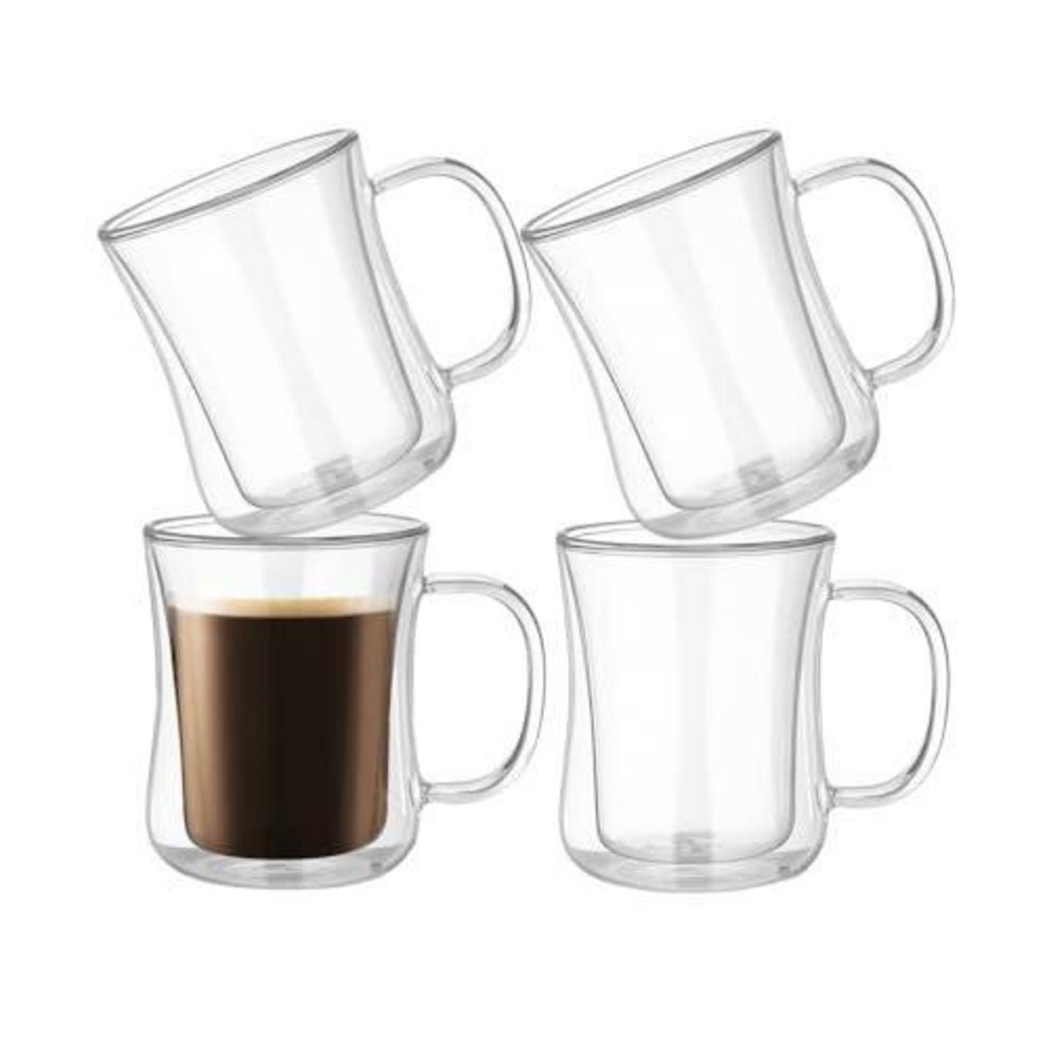 Illustration von vier klaren Glastassen, eine gefüllt mit Kaffee; die Tassen sind leicht geneigt auf weißem Hintergrund dargestellt.