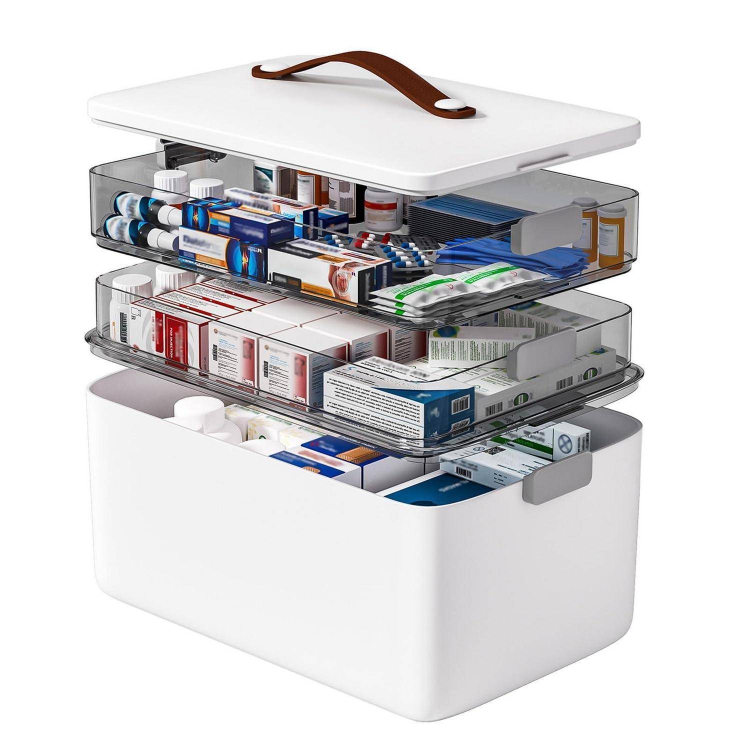 Weißer medizinischer Aufbewahrungskasten mit drei transparenten Behältern und einem Griff, gefüllt mit assortiertem Medikamentenboxen, Tuben und Flaschen.