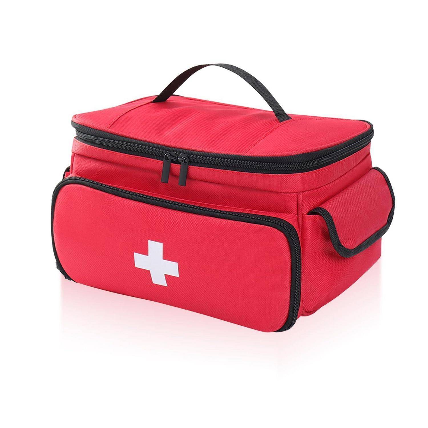 Rote Erste-Hilfe-Tasche mit weißem Kreuz und Reißverschlussfächern auf weißem Hintergrund.