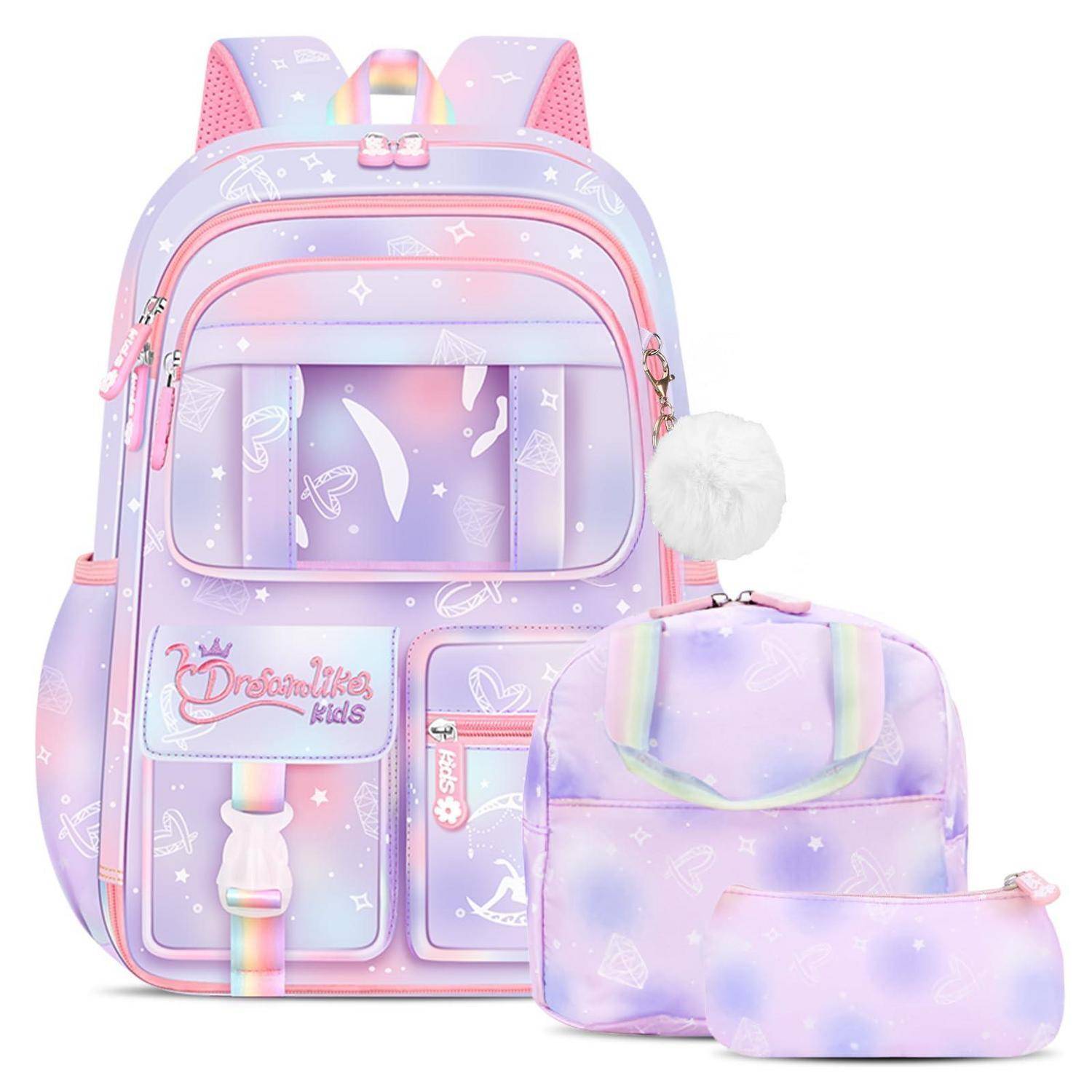 Pastellviolettes Kinderrucksack-Set mit passender kleiner Tasche und Federmäppchen, mit Regenbogenakzenten, Stern- und Einhorn-ähnlichen Mustern sowie einem flauschigen Bommel-Anhänger.