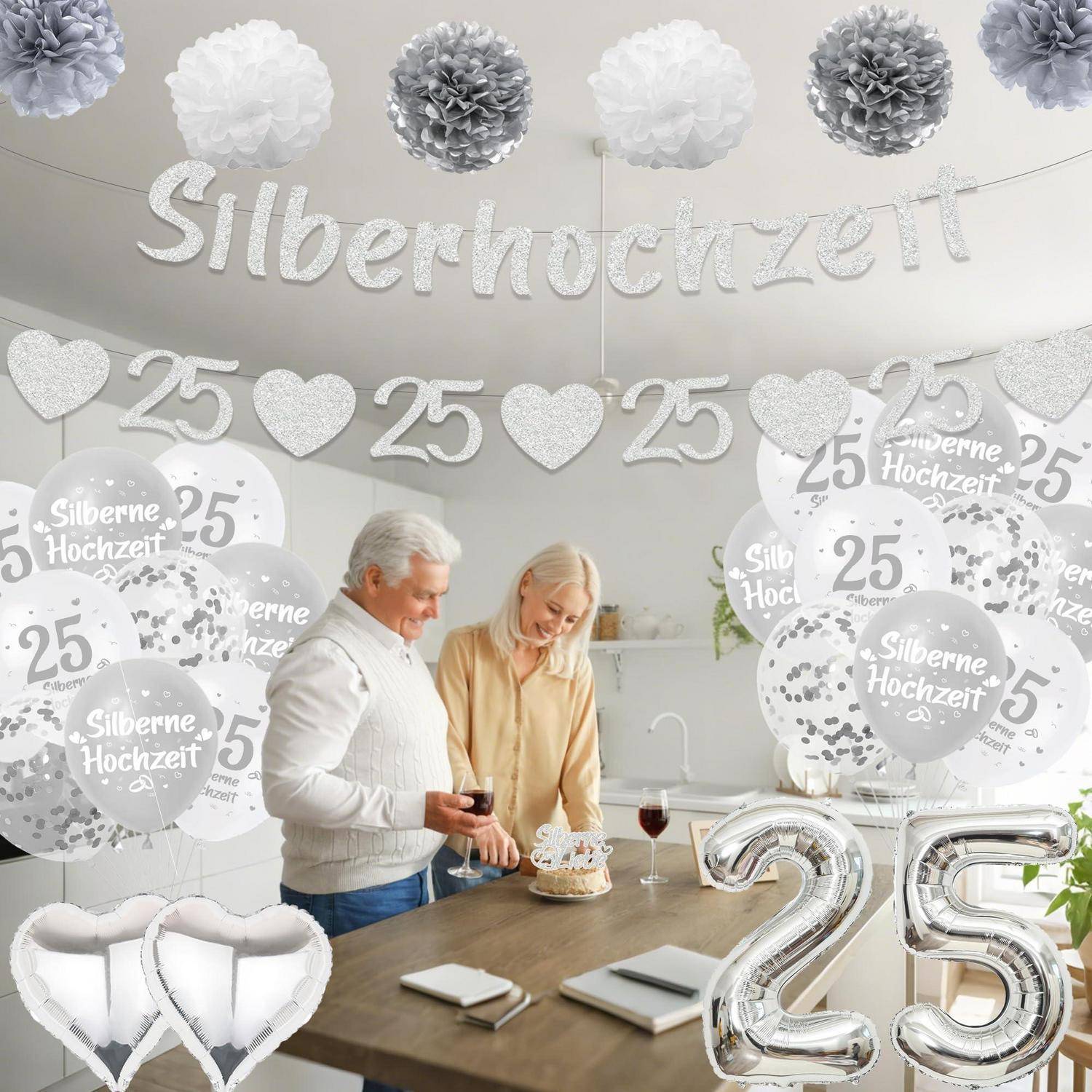 Ein älteres Paar feiert eine silberne Hochzeit, dekoriert mit 'Silberne Hochzeit' und '25' Luftballons, an einem Tisch mit Kuchen und Wein.
