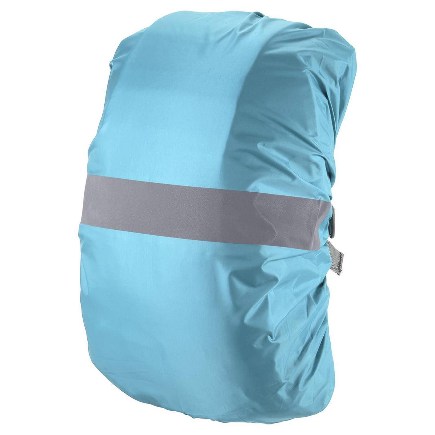 Blauer wasserdichter Rucksackschutz mit einem grauen reflektierenden horizontalen Streifen, vor weißem Hintergrund gezeigt.