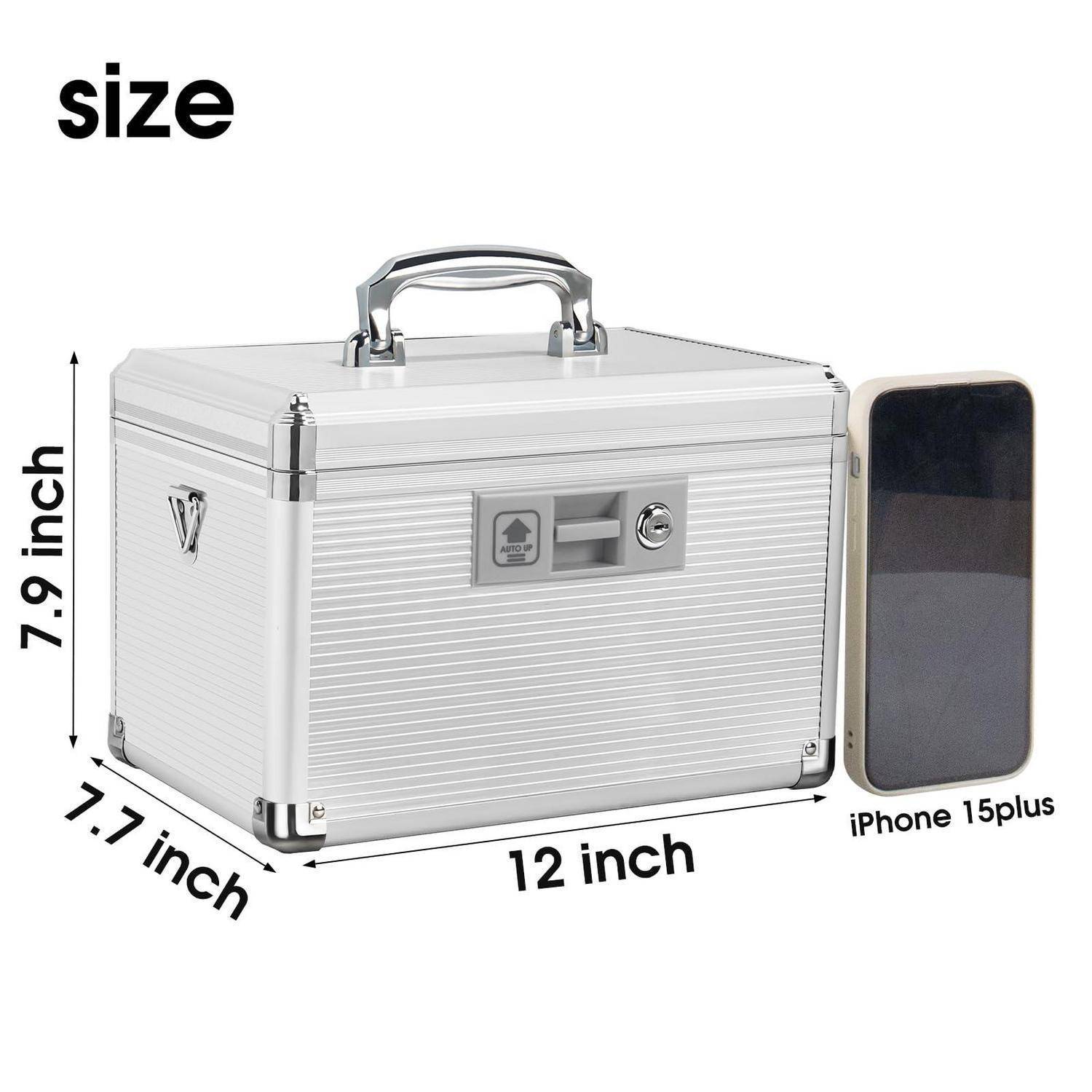 Produktgrößengrafik, die ein silbernes Tragegehäuse mit den Abmessungen 12 x 7,1 x 7,9 Zoll neben einem iPhone 15 Plus zur Größenangabe zeigt.