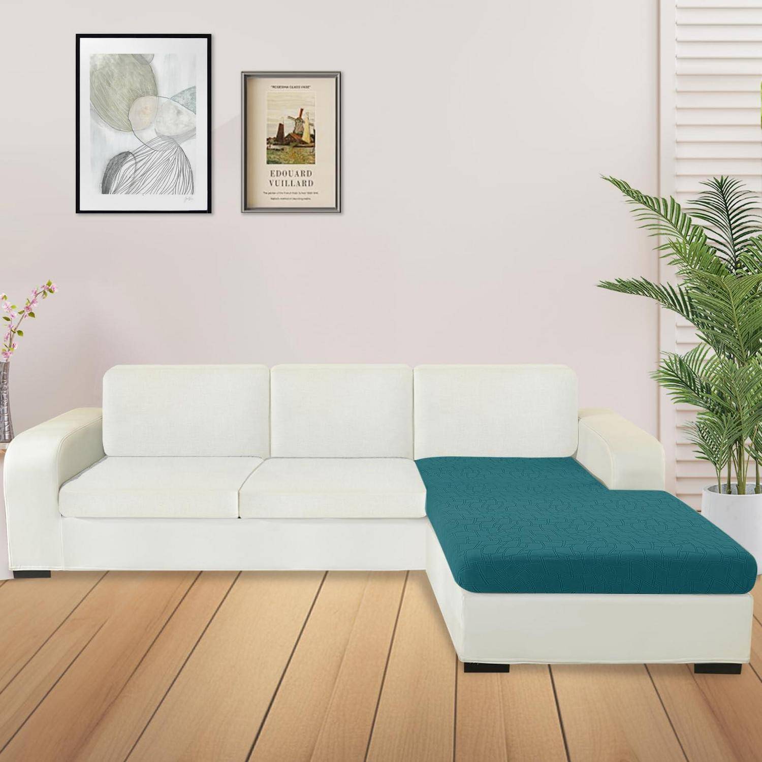Modernes weißes Ecksofa mit einer petrolfarbenen Chaiselongue in einem minimalistischen Wohnzimmer, mit gerahmter Wandkunst, Pflanzen und Holzfußboden.