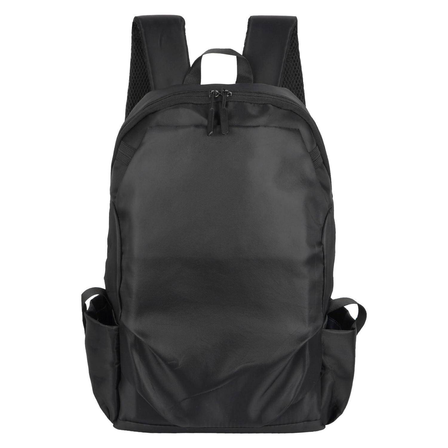 Schwarzer Rucksack mit zwei Schultergurten, Fronttreißverschluss und Seitentaschen auf weißem Hintergrund dargestellt.