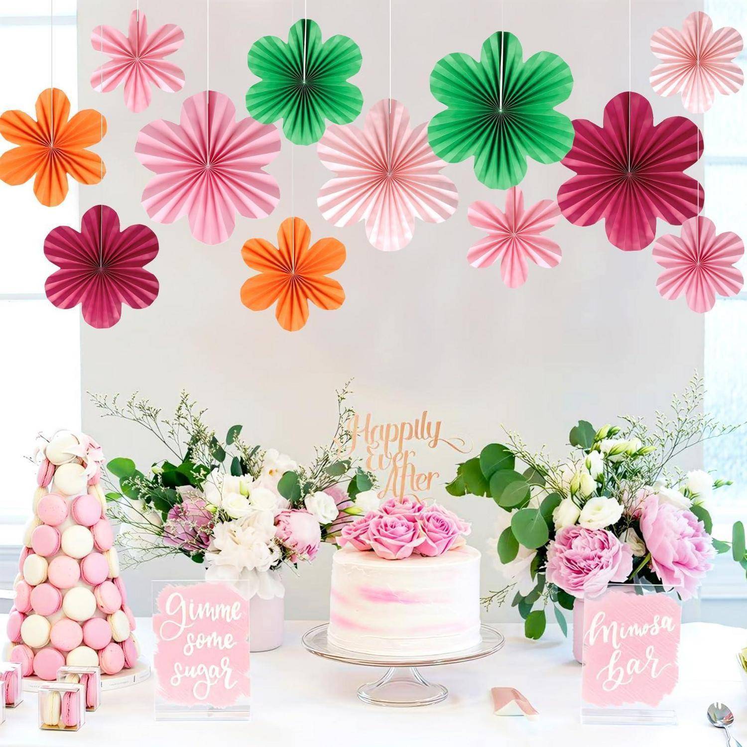 Pastellrosa und grüner Dessert-Tisch mit einer rosenverzierter Torte, Blumenarrangements, Makronen, einer Zuckerstange und Schildern mit den Aufschriften „Gib mir etwas Zucker