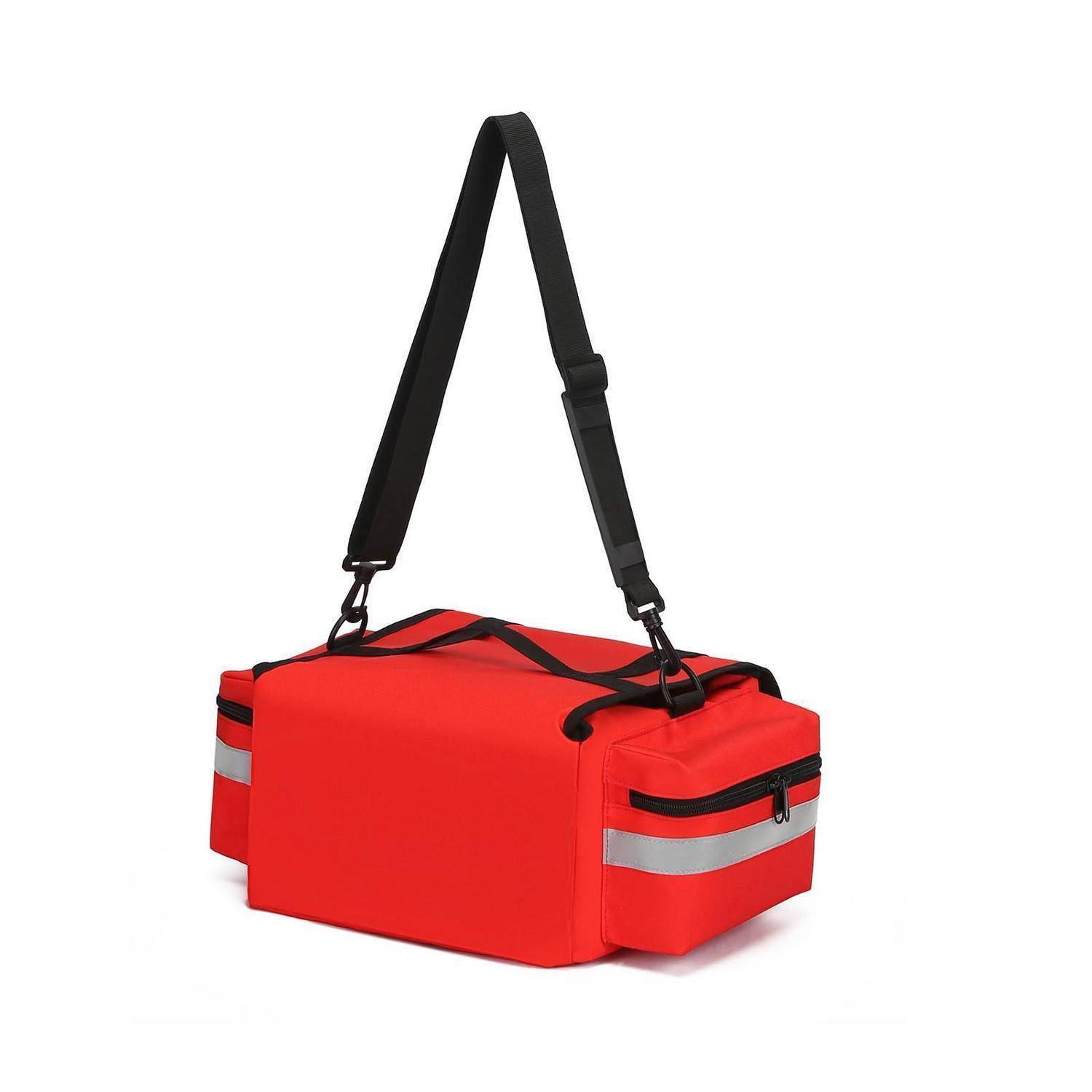 Rote isolierte Liefertasche mit schwarzem Schultergurt und reflektierenden Seitenstreifen, dargestellt auf weißem Hintergrund.