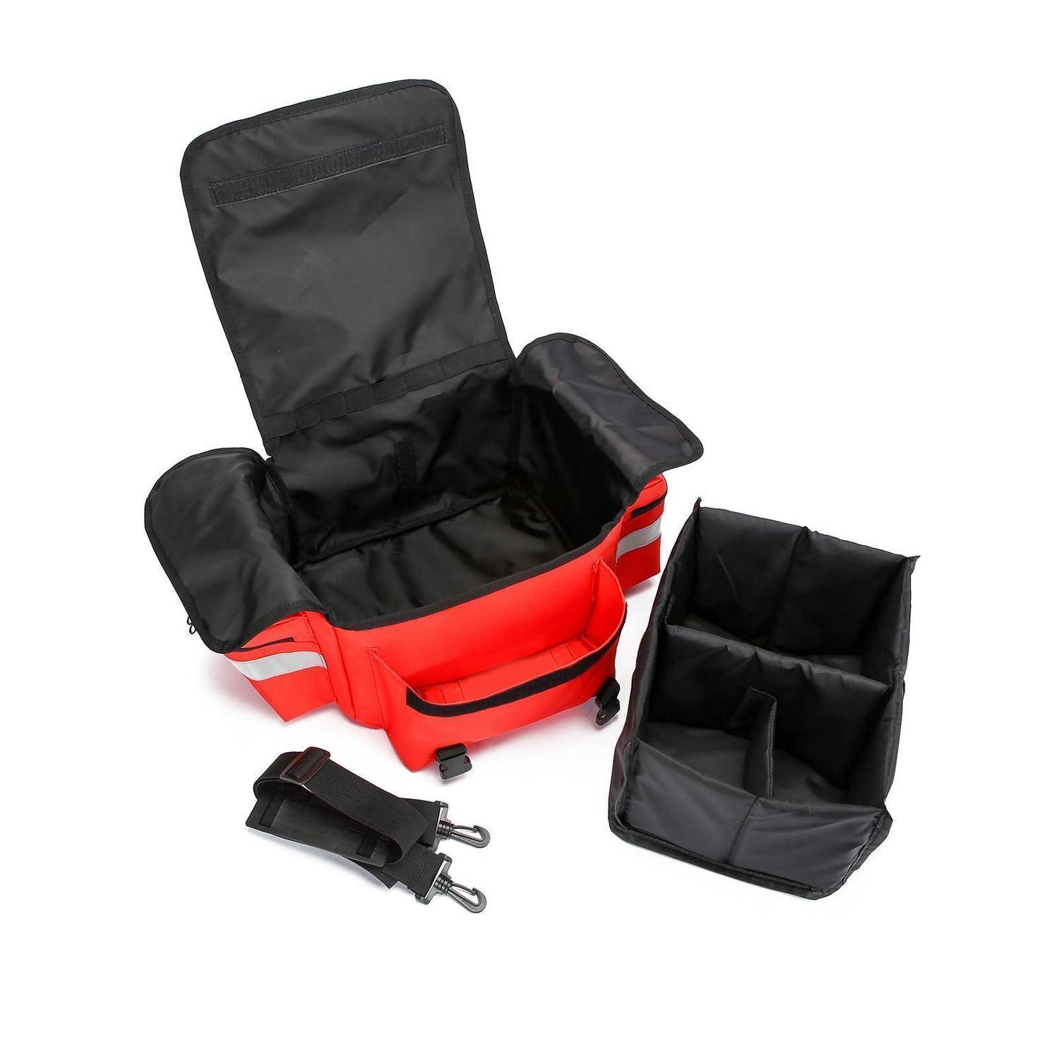 Offene rot-schwarze isolierte Liefertasche mit Schultergurt und herausnehmbarem Trennereinsatz auf weißem Hintergrund.