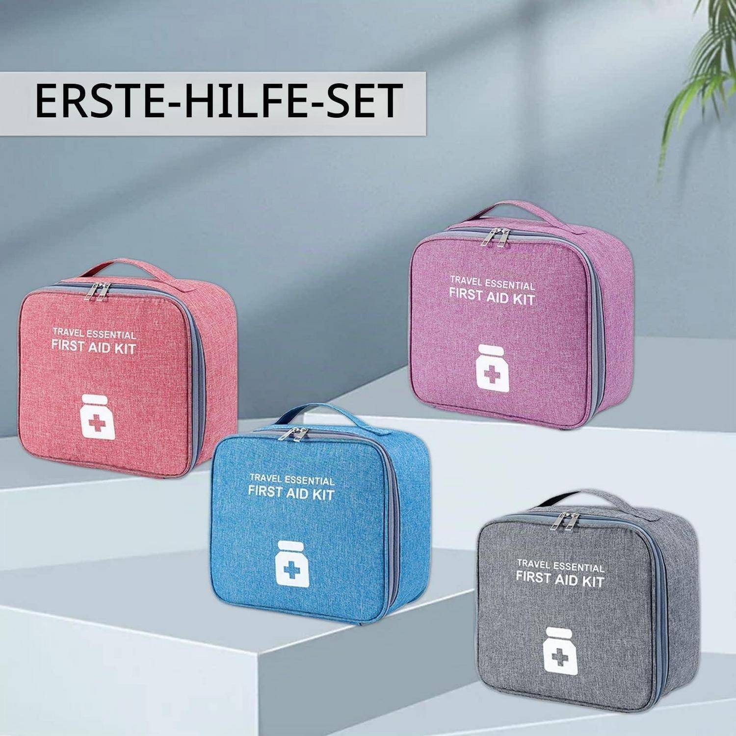 Vier tragbare Erste-Hilfe-Kästen in Rosa, Lila, Blau und Grau sind auf weißen Stufen ausgestellt und mit "ERSTE-HILFE-SET"" gekennzeichnet.
