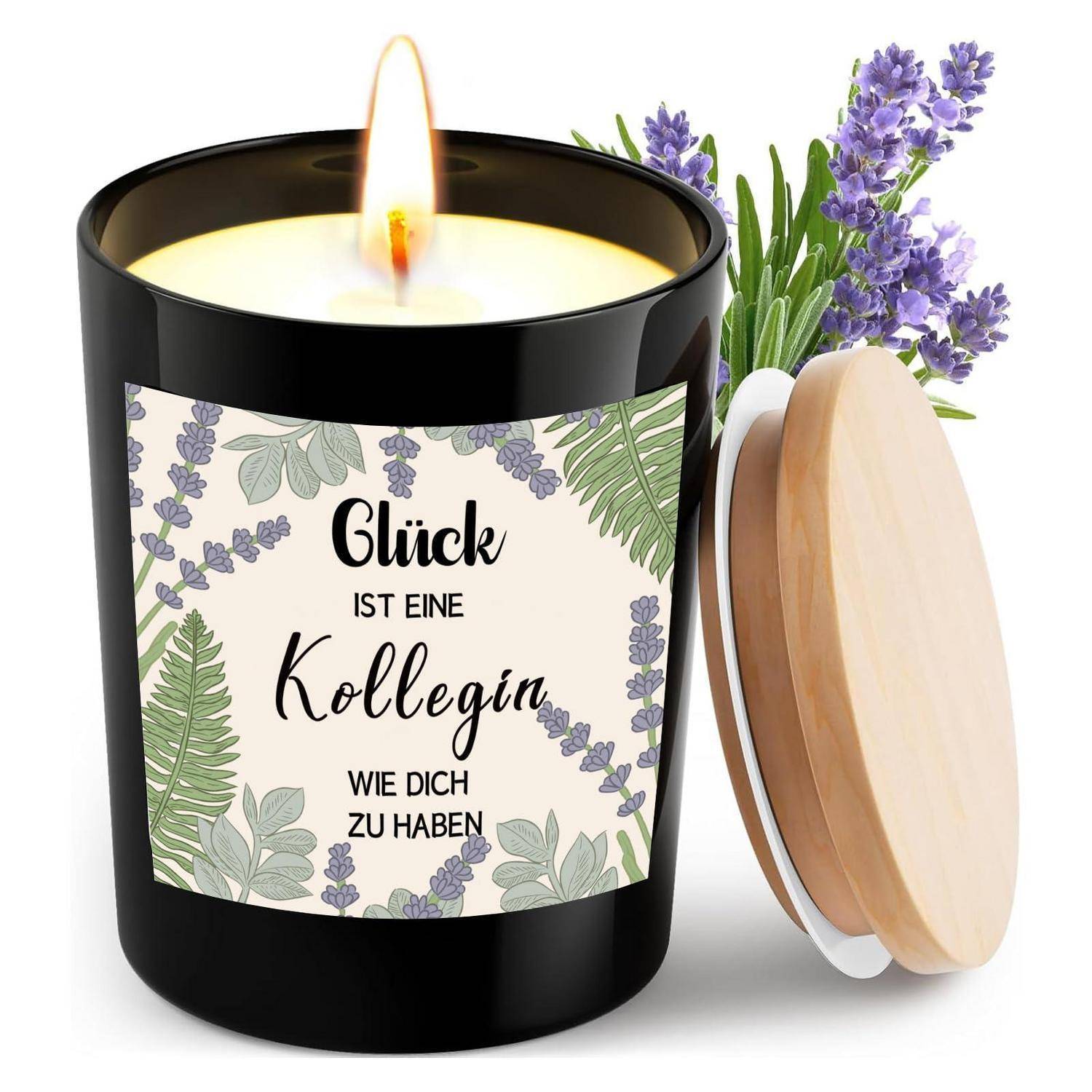 Schwarze Kerze mit brennender Flamme und Holzdeckel, beschriftet auf Deutsch „Glück ist eine Kollegin wie dich zu haben
