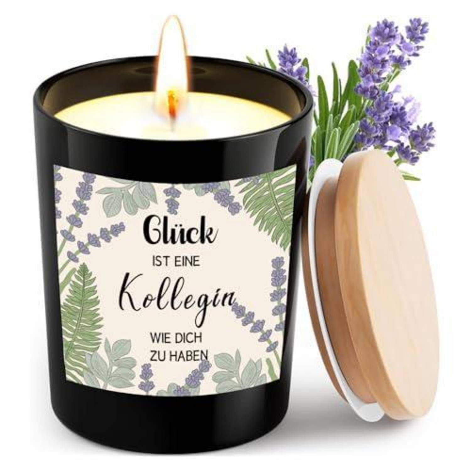 Schwarze duftende Kerze mit floralem Etikett mit der Aufschrift „Glück ist eine Kollegin wie dich zu haben" und einem Holzdeckel neben Lavendelzweigen.
