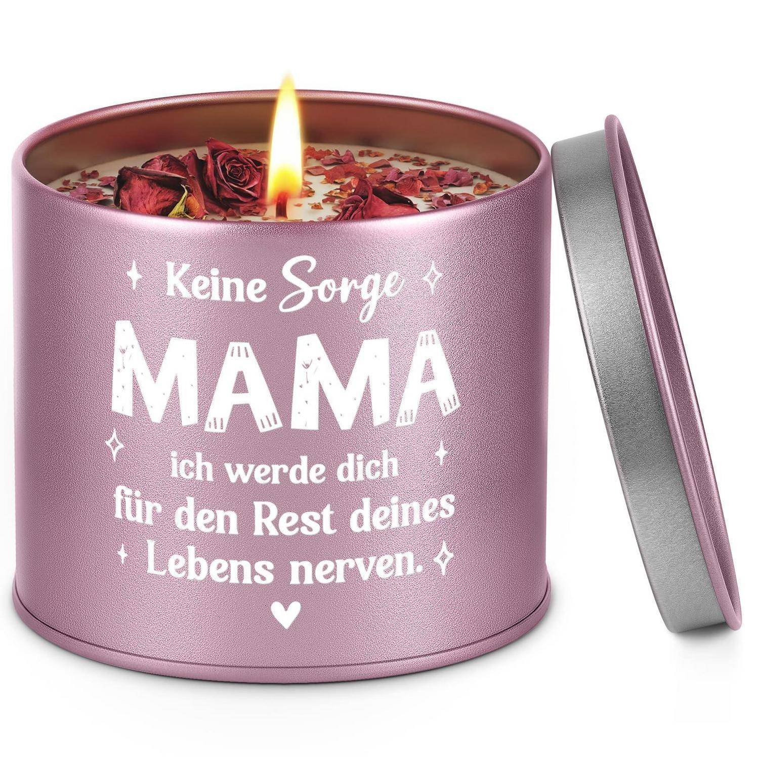 Rosa duftende Kerze in einer Blechdose mit getrockneten Rosenblättern und brennender Flamme; das Etikett sagt „Keine Sorge MAMA ich werde dich für den Rest deines Lebens nerven.