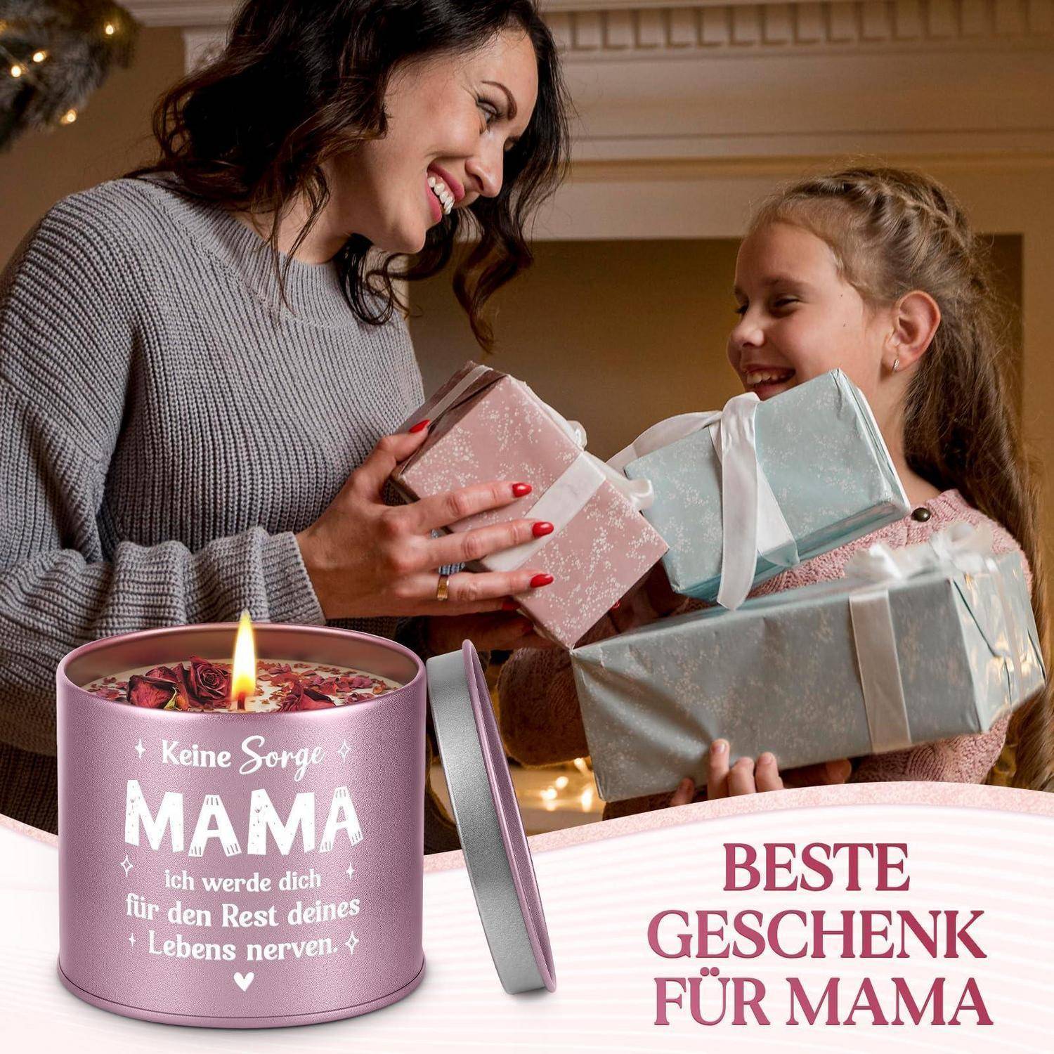 Mutter und Tochter tauschen eingepackte Geschenke neben einer rosa Kerze aus, auf der „Keine Sorge MAMA, ich werde dich für den Rest deines Lebens nerven." und „BESTES GESCHENK FÜR MAMA"" steht.