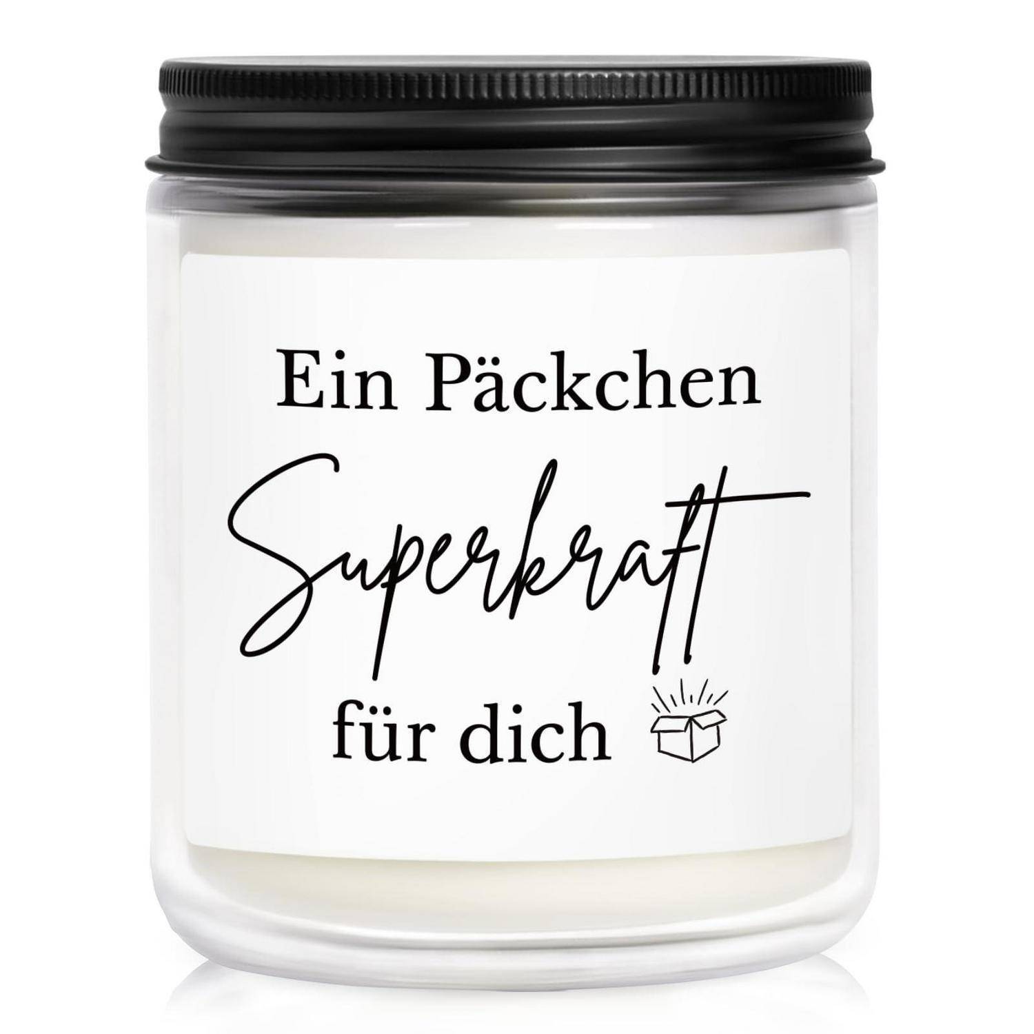 Weißes Kerzenglas mit schwarzem Deckel, beschriftet mit „Ein Päckchen Superkraft für dich
