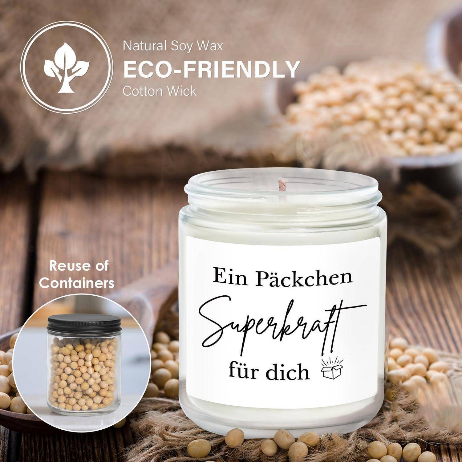 Umweltfreundliche Sojawachskerze in einem wiederverwendbaren Glasgefäß, beschriftet mit „Ein Päckchen Superkraft für dich", mit Baumwolldocht und Infokasten zur Wiederverwendung von Behältern.