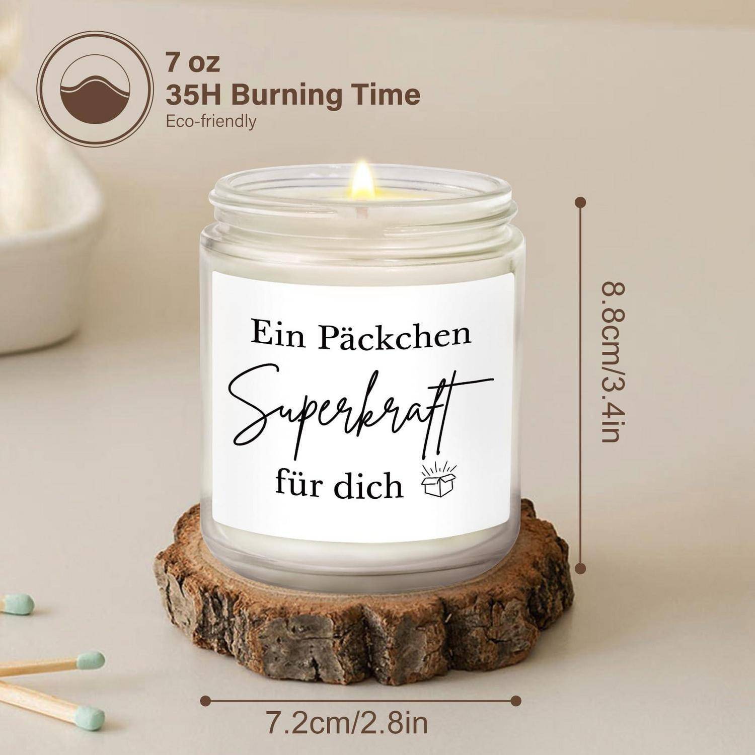 Brennende Duftkerze in einem Glaskrug auf einer Holzscheibe, mit dem Etikett „Ein Päckchen Superkraft für dich"; mit 7 oz, 35 Stunden Brenndauer, 8,8 cm Höhe.