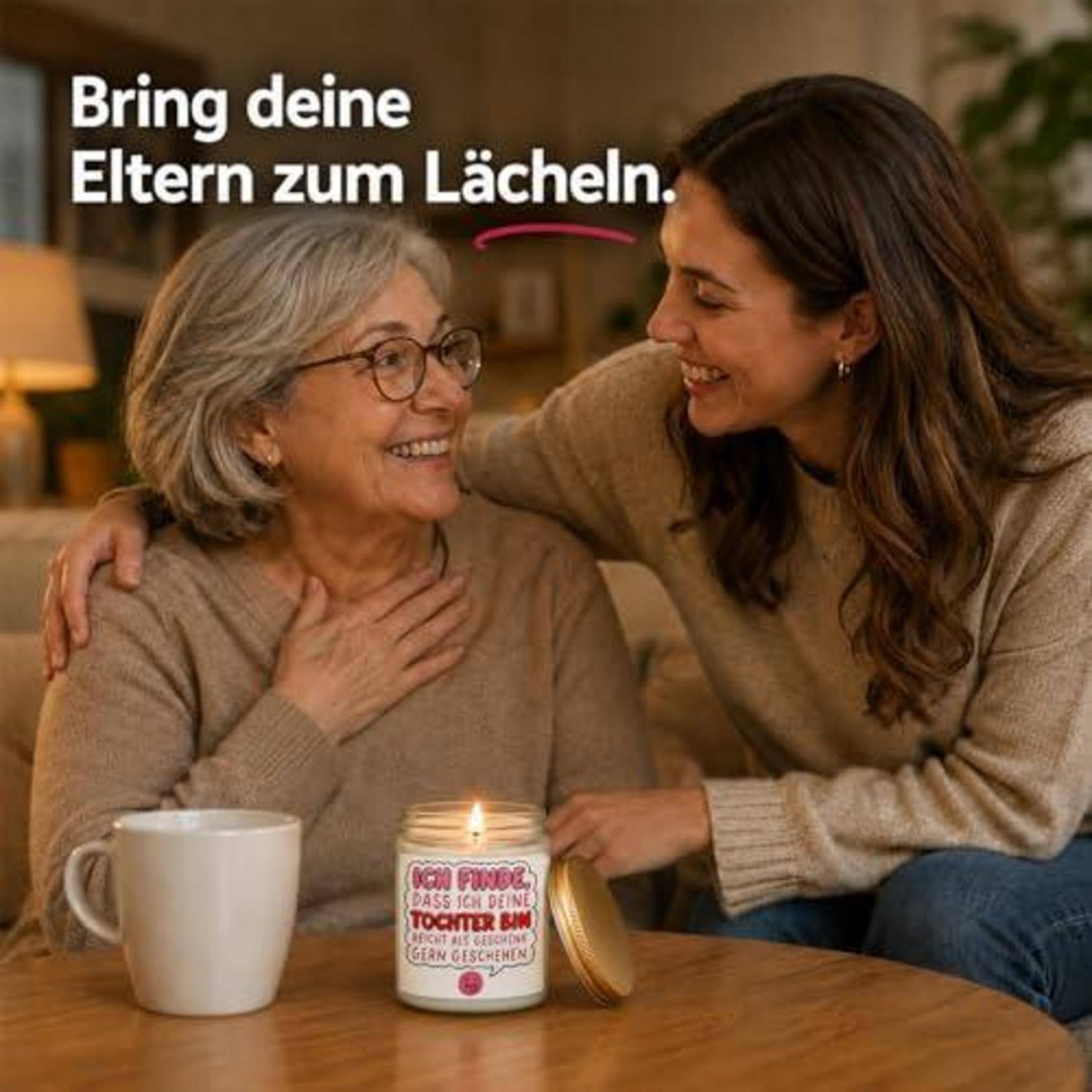 Junge Frau lächelt und umarmt eine ältere Frau neben einer brennenden Kerze auf einem Tisch; deutscher Text lautet "Bring deine Eltern zum Lächeln."