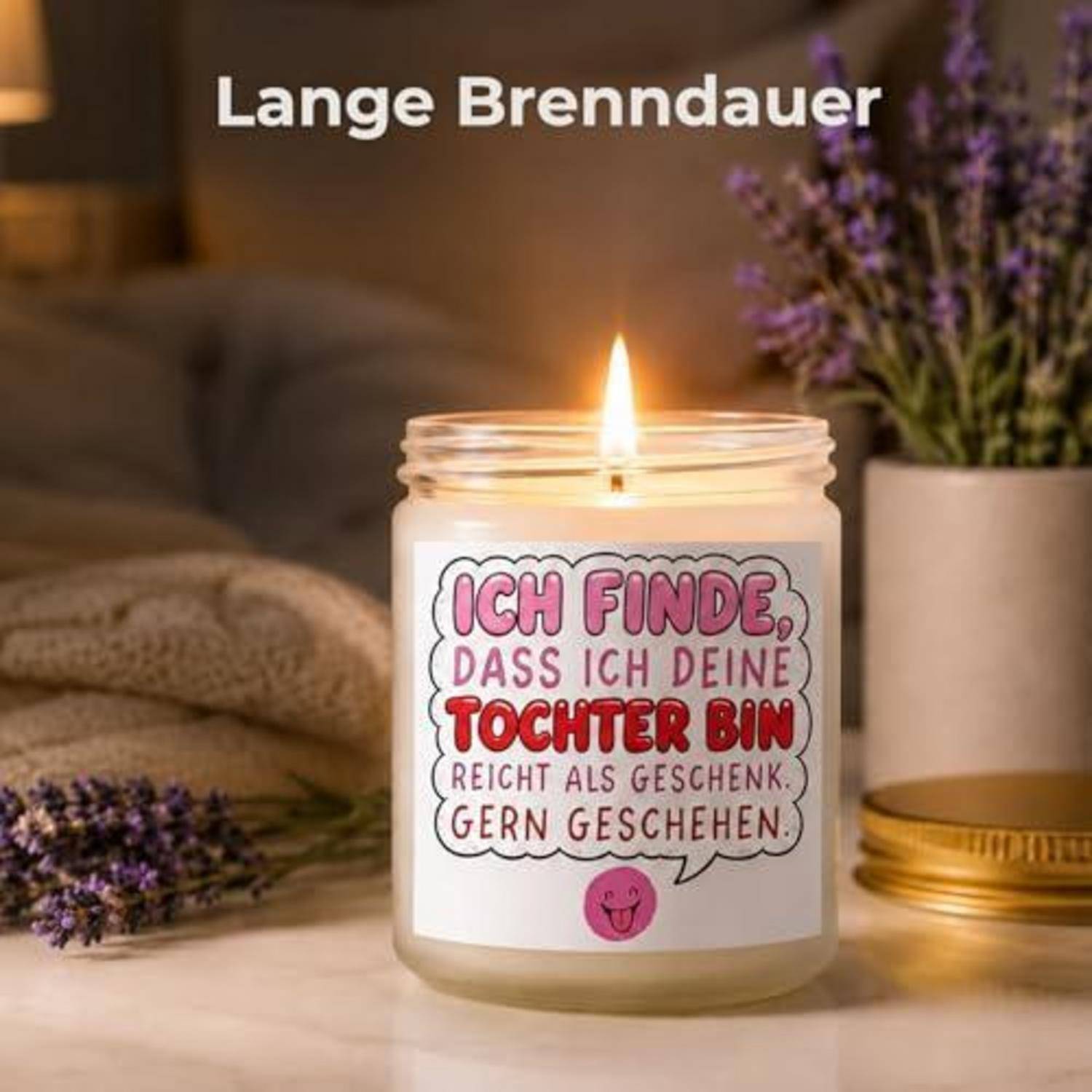Kerze in einem Glasgefäß mit deutschem Etikett mit der Aufschrift „Ich stelle fest, dass ich als Geschenk geeignet bin, liebe Tochter", mit dem Text „Lange Brenndauer"" oben.