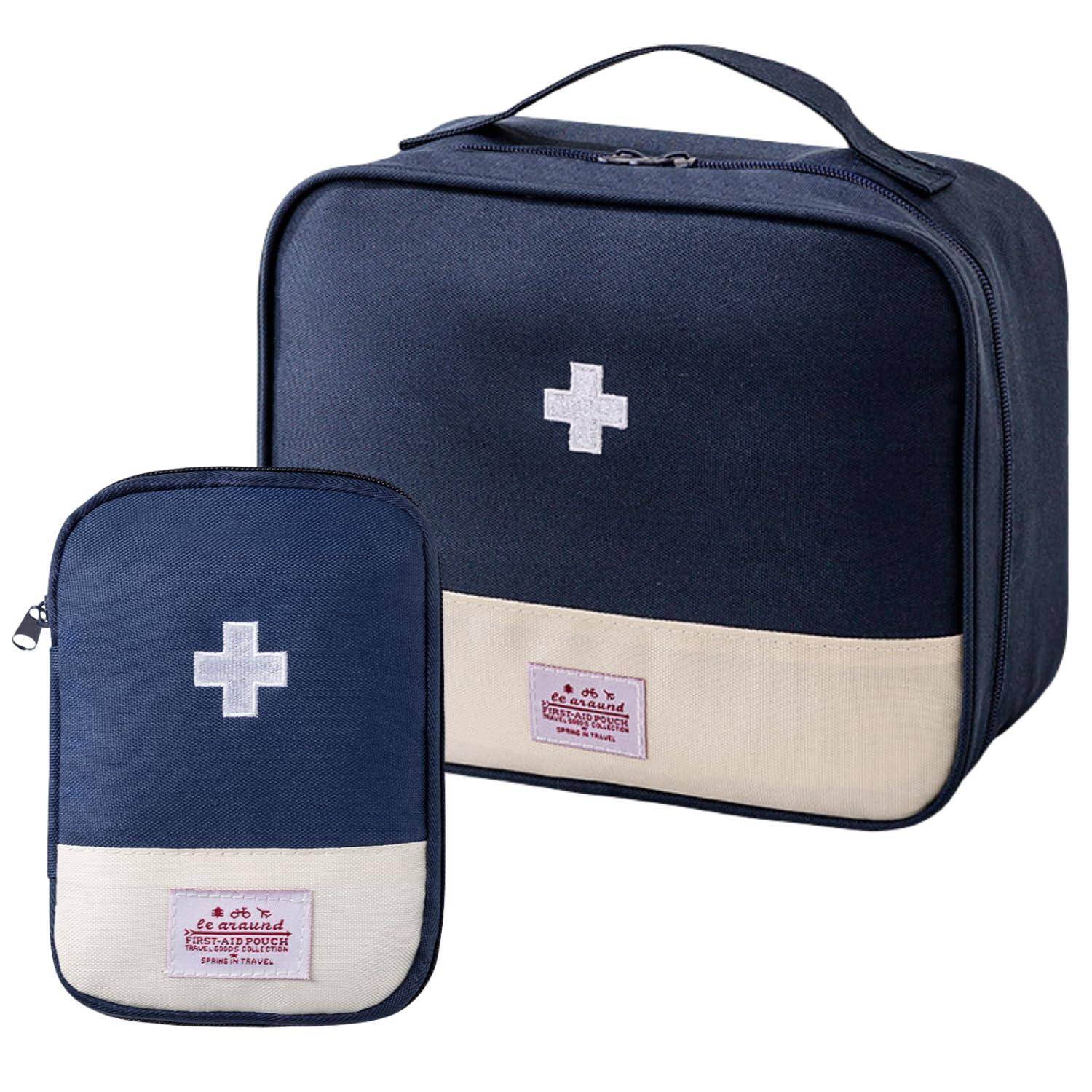 Blaue Erste-Hilfe-Tasche und passende Tasche mit weißen Kreuzsymbolen und beigen unteren Paneelen, gezeigt auf weißem Hintergrund.
