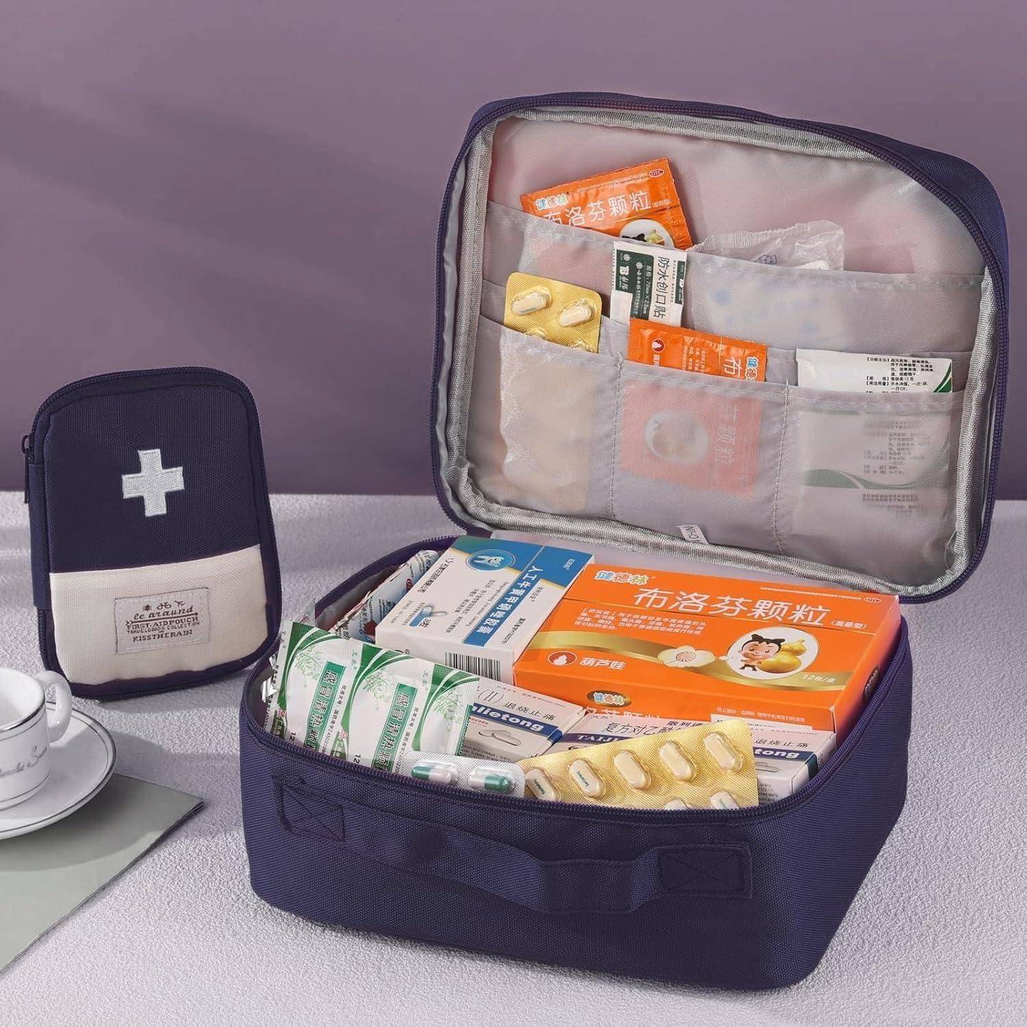 Öffnen Sie eine Erste-Hilfe-Ausrüstung mit einer Vielzahl von Medikamenten, Blisterpackungen und Vorräten, die ordentlich in einem Reißverschlusskoffer organisiert sind, neben einem kleinen passenden medizinischen Beutel.
