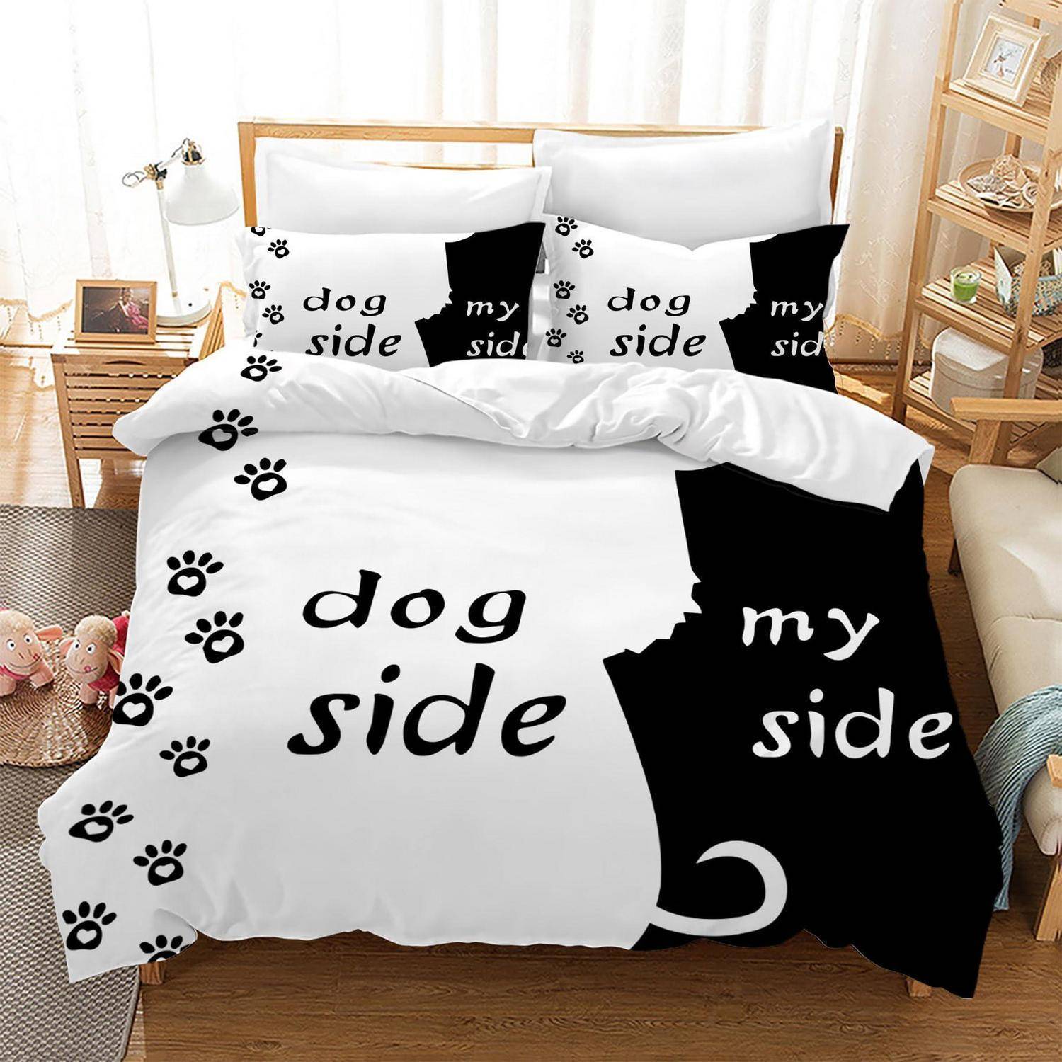 Hundedesign-Bettwäsche auf einem Bett mit schwarzweißem Bettdecken- und Kissenbezug bedruckt mit Pfotenpausen und den Worten „Hundenseite
