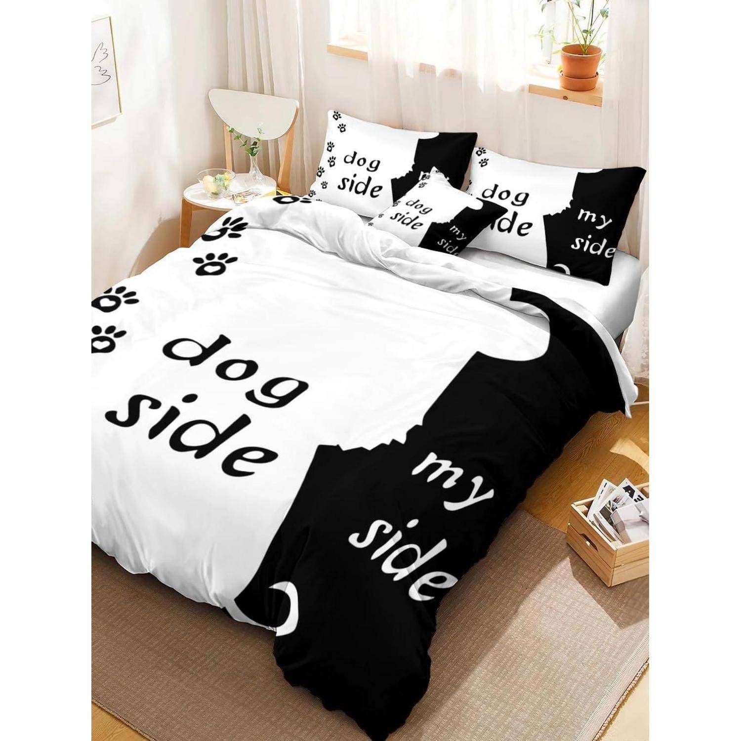 Bett mit schwarz-weißer Bettwäsche mit "Hundseite"" und ""Meine Seite"", dekoriert mit Pfotenpabdrücken und passenden Kissen in einem hellen Schlafzimmer.