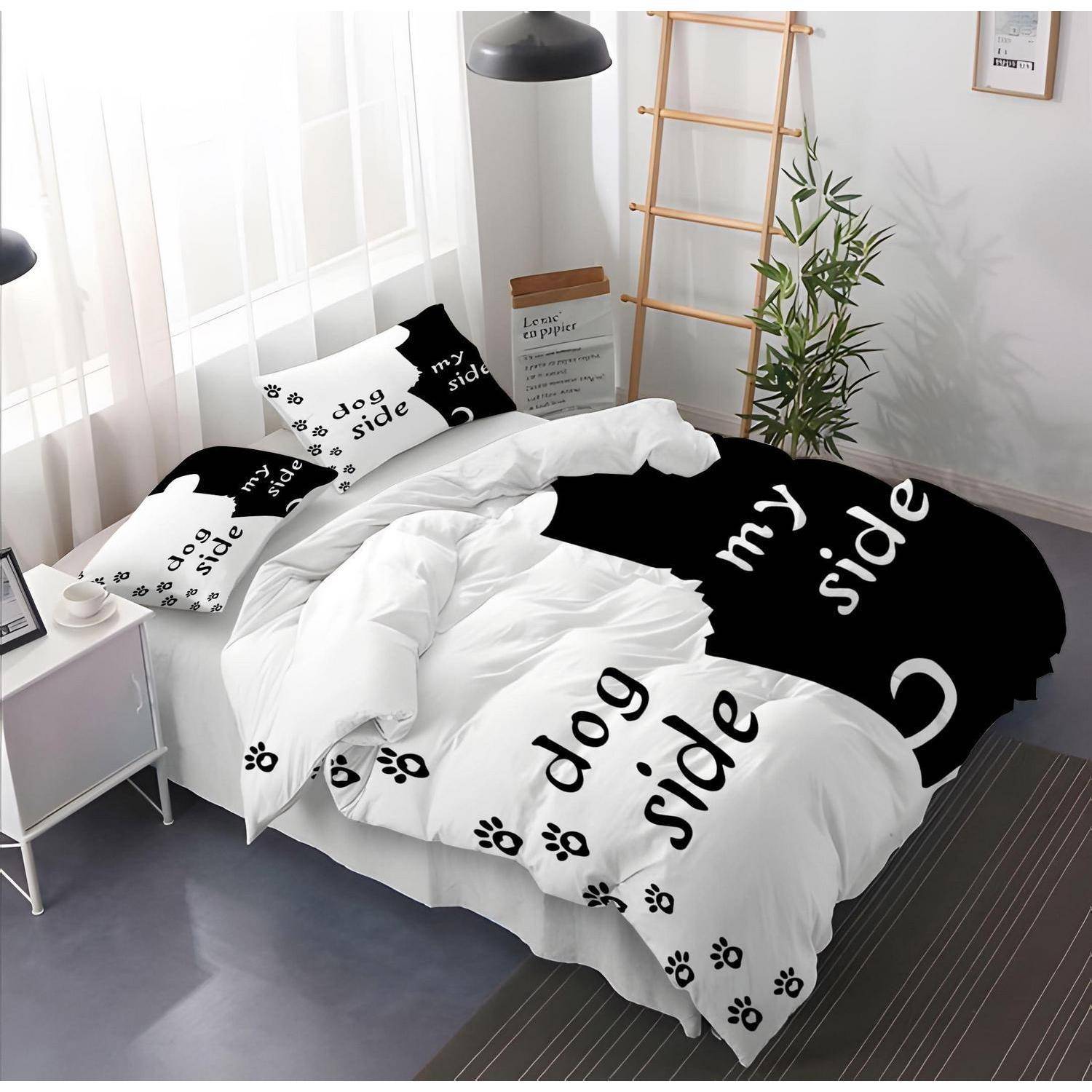 Schwarzweiße Bettwäsche auf einem ordentlich gemachten Bett, mit wiederholtem Text „dog my side" und Pfotenaabdrücken in einem hellen minimalistischen Schlafzimmer.