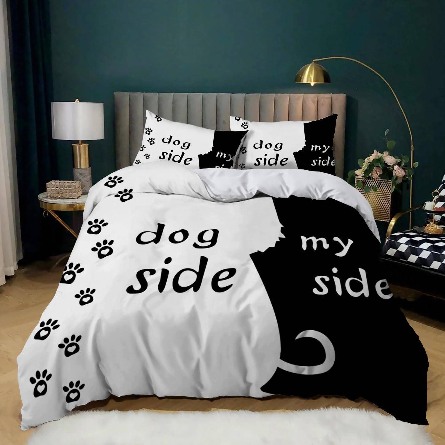 Bett mit schwarz-weißer „Hundseite" und „Meine Seite"" geteilter Bettwäsche und passenden Kissen in einem stilvollen Schlafzimmer.