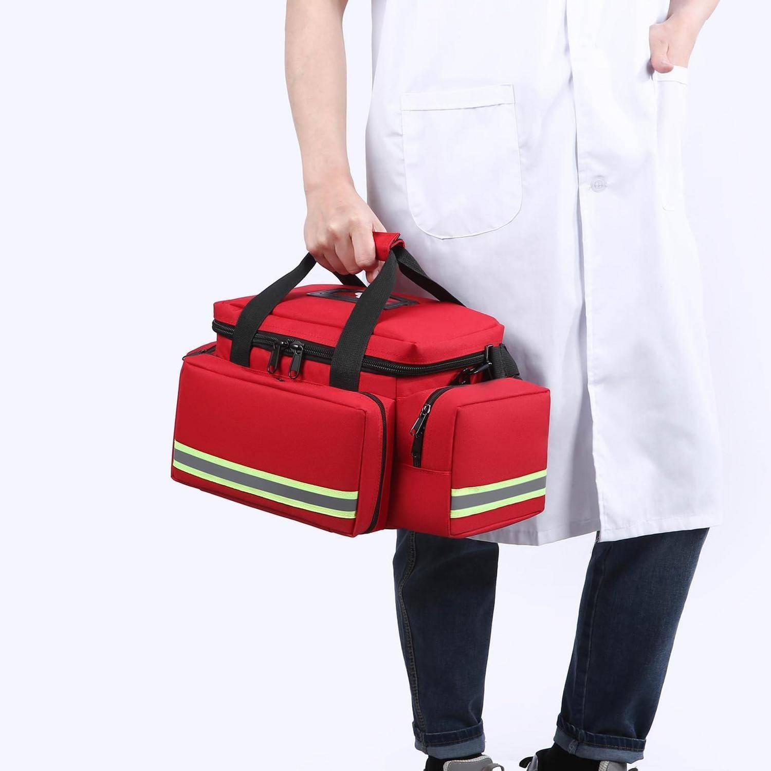 Eine Person in einem weißen Kittel, die eine rote medizinische Erste-Hilfe-Tasche mit reflektierenden Streifen trägt.
