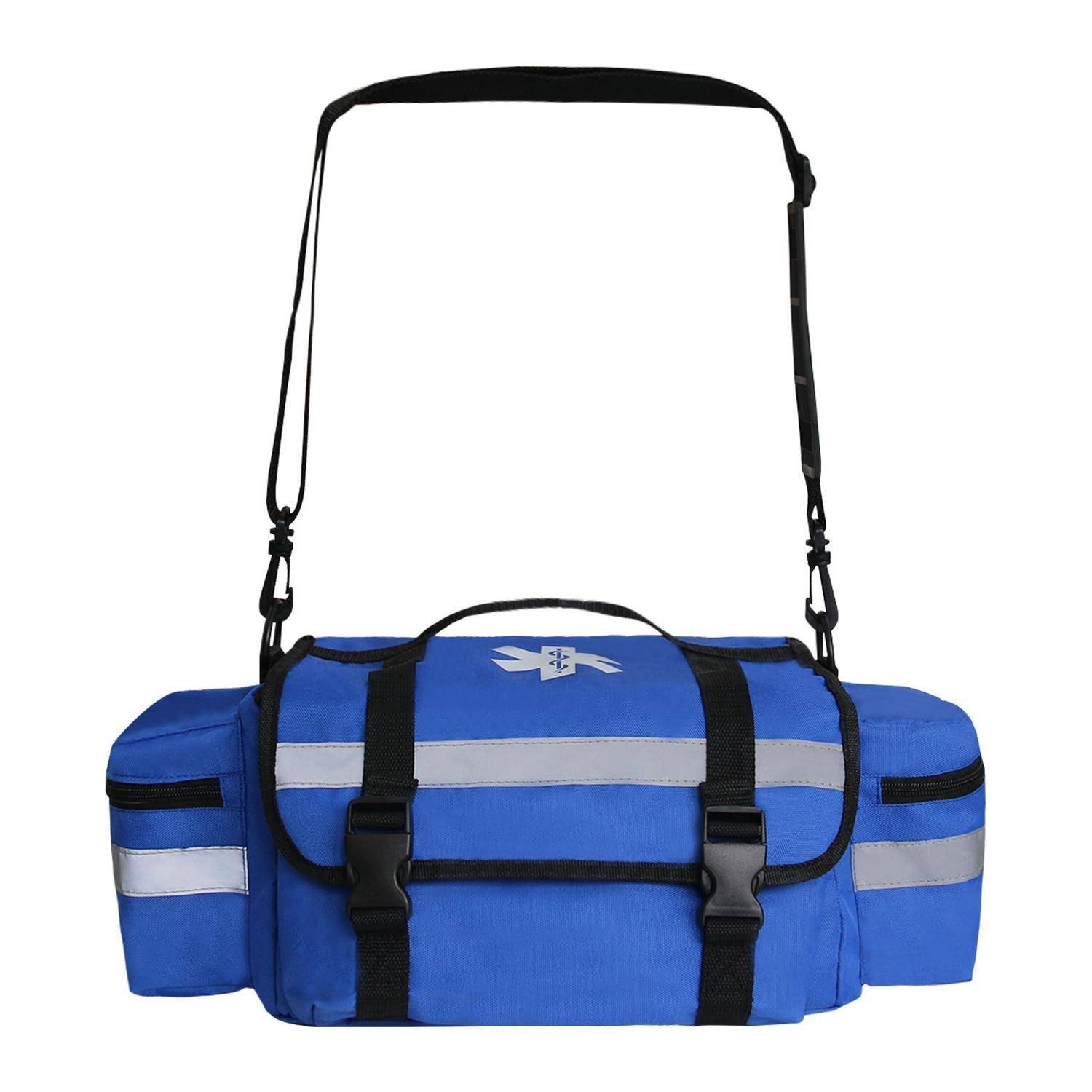 Blauer medizinischer Reisetasche im Sportstil mit reflektierenden Streifen, schwarzen Riemen und Schultergurt auf weißem Hintergrund.