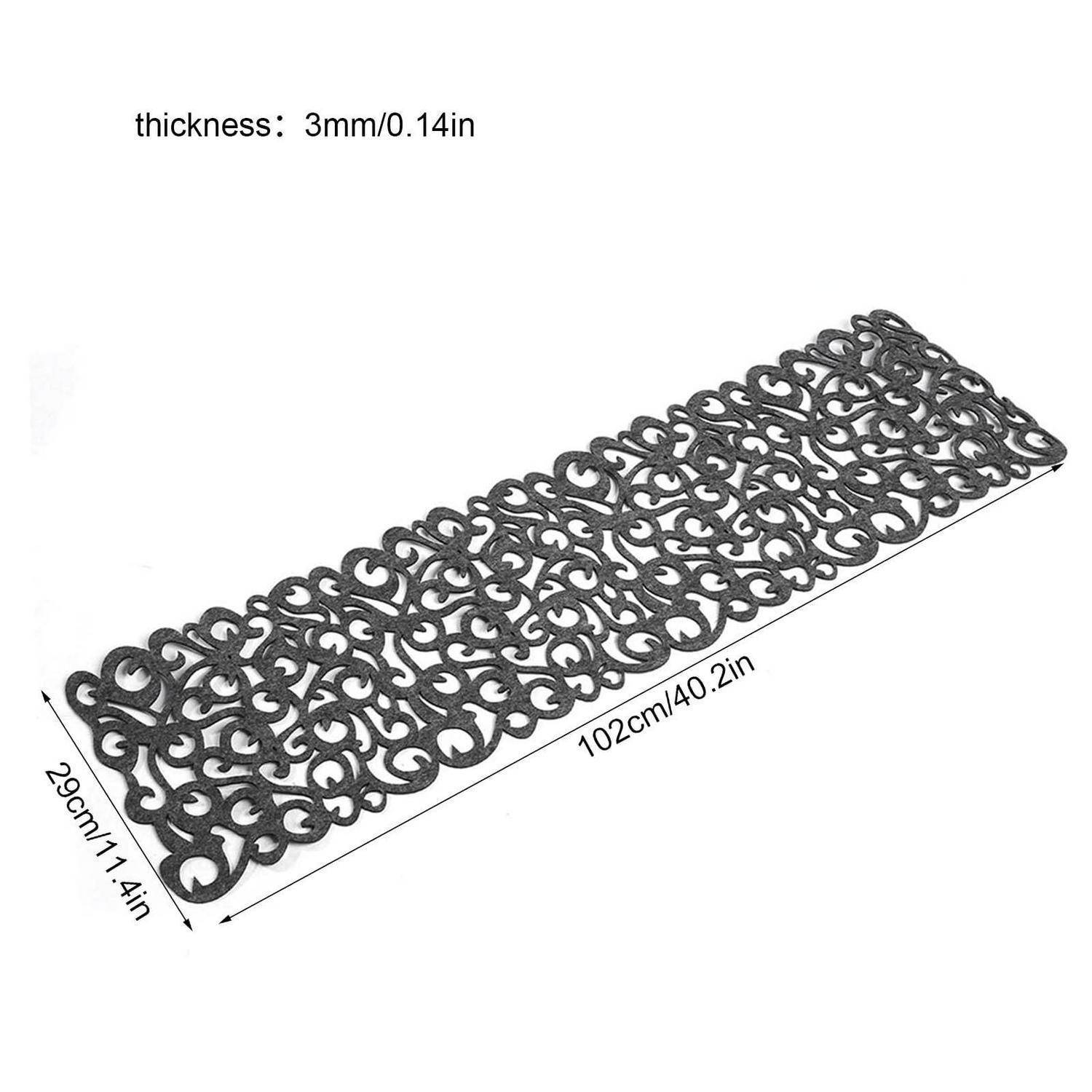 Schwarze verzierte rechteckige Matte mit Abmessungen von 102 cm x 29 cm und einer Dicke von 3 mm; dekoratives Rankenwerk-Muster.