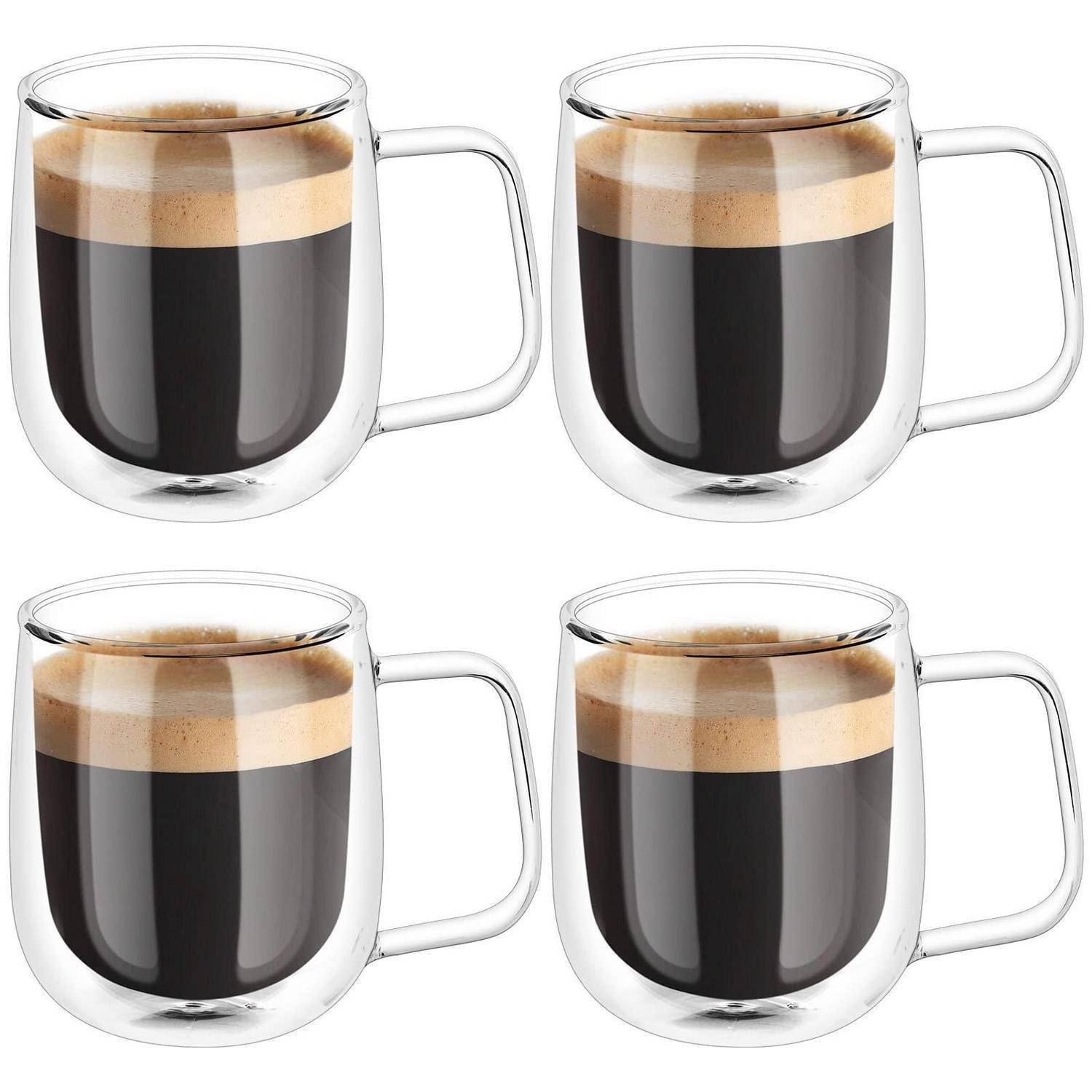 Vier transparente doppelwandige Glaskaffeetassen gefüllt mit dunklem Kaffee, in einem 2x2-Raster auf weißem Hintergrund angeordnet.
