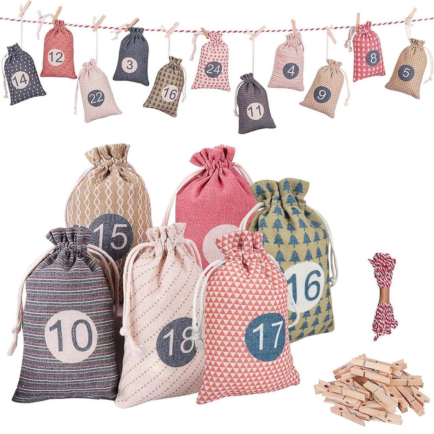Adventskalender-Bastelset mit nummerierten Stoffsäckchen mit Kordelzug 1-24, Schnur, Klammern und Holzklammern zum Aufhängen von täglichen Kleinigkeiten oder Notizen.