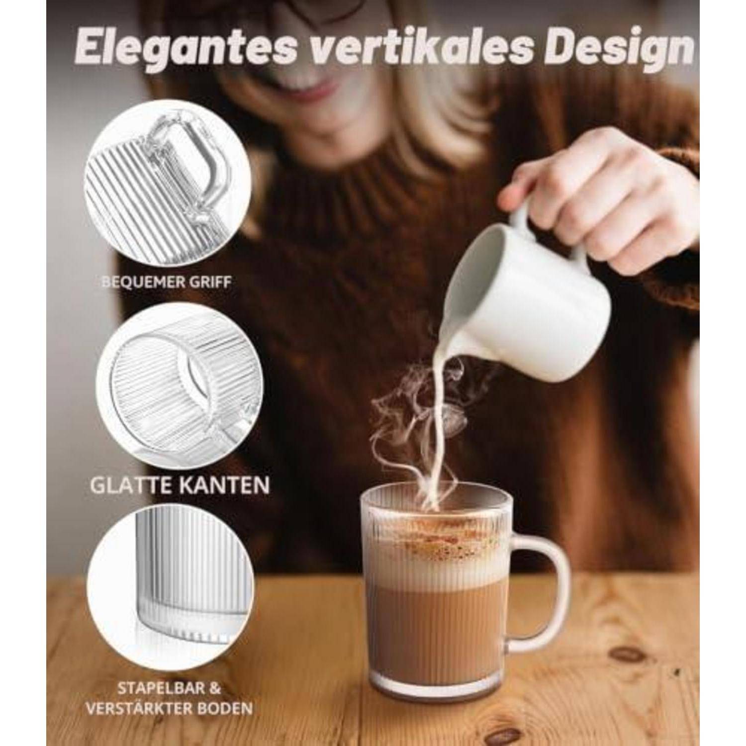 Anzeige mit einer Person, die Milch in eine dampfende Glastasse gießt, mit deutschem Text „Elegantes vertikales Design" und Hinweisen für Griff, glatte Kanten und verstärkte Basis.
