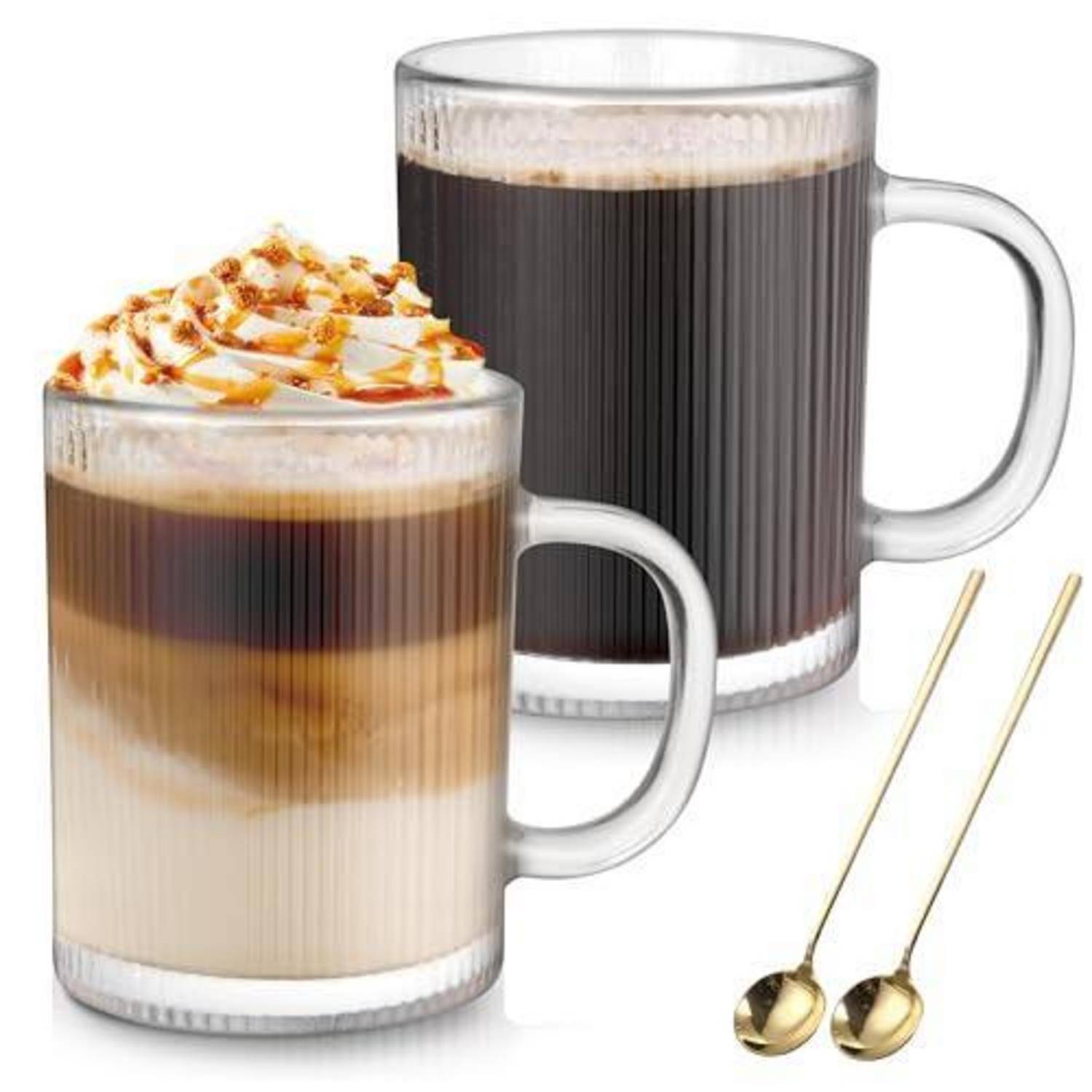 Zwei Glaskrüge mit geschichtetem Eiskaffee, einer mit Schlagsahne und Karamelsoße garniert, mit zwei goldenen Löffeln daneben.