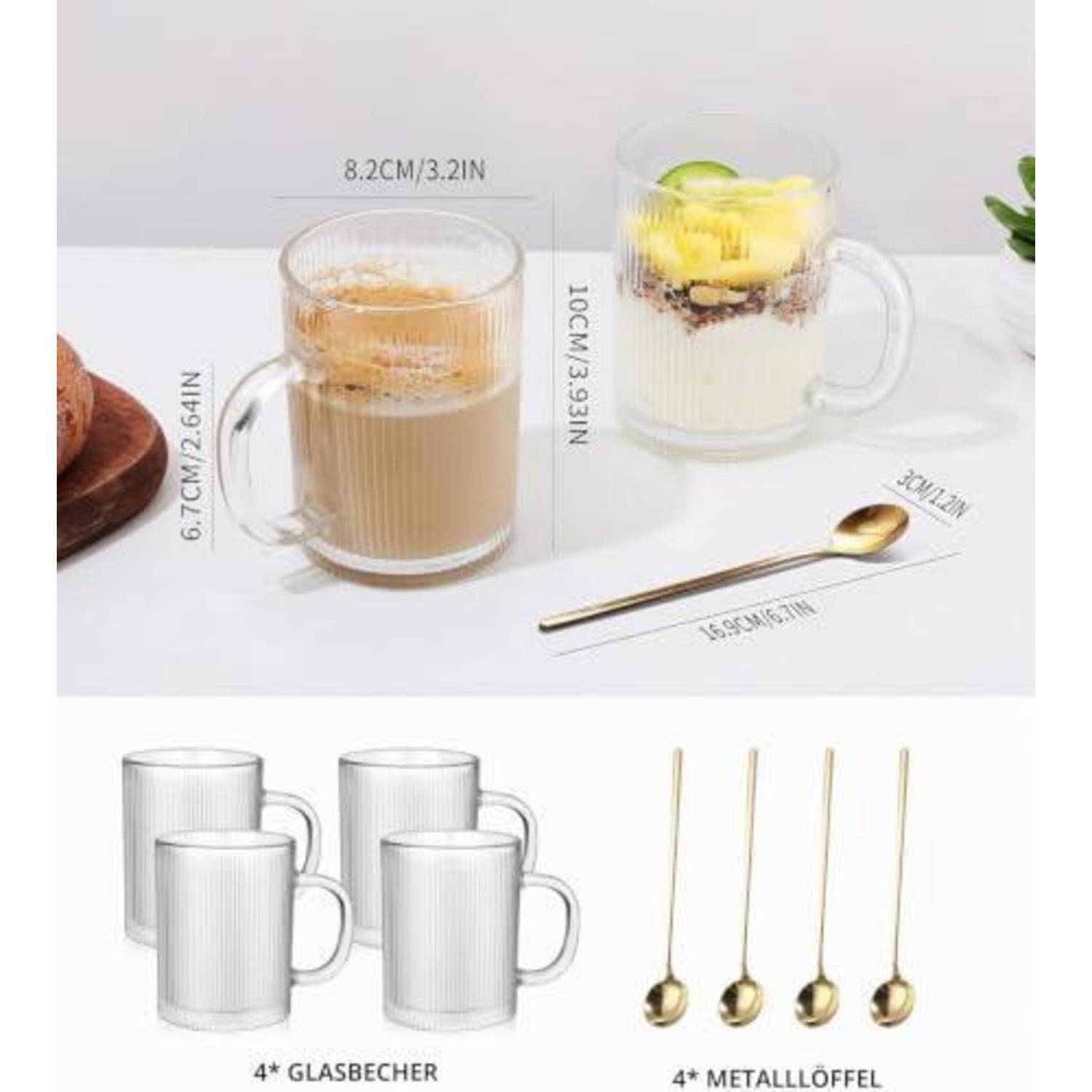 Produktbild von zwei gerippten Glastassen mit Henkeln, eine gefüllt mit Kaffee und eine mit einem geschichteten Dessergetränk, plus vier goldene Löffel.
