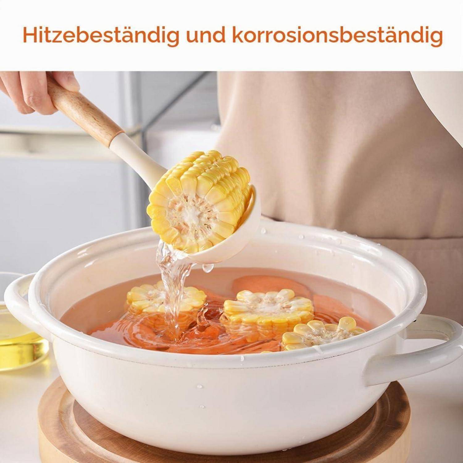 Weißer Keramiktopf mit Griffen steht in einer Küche, während Maiskolben aus kochendem Wasser gehoben werden; deutscher Text lautet „Hitzebeständig und korrosionsbeständig